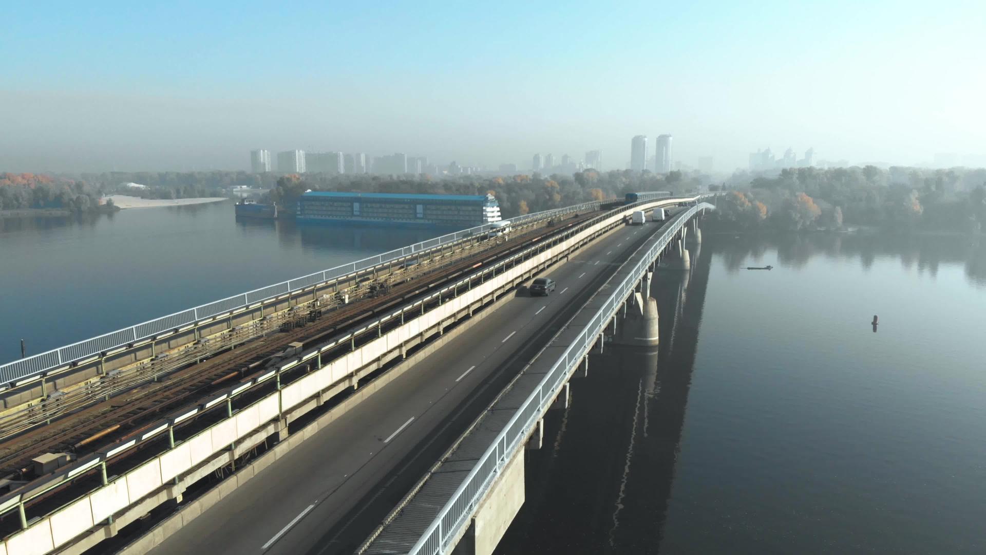 跨越迪尼伯河的桥梁地铁视频的预览图