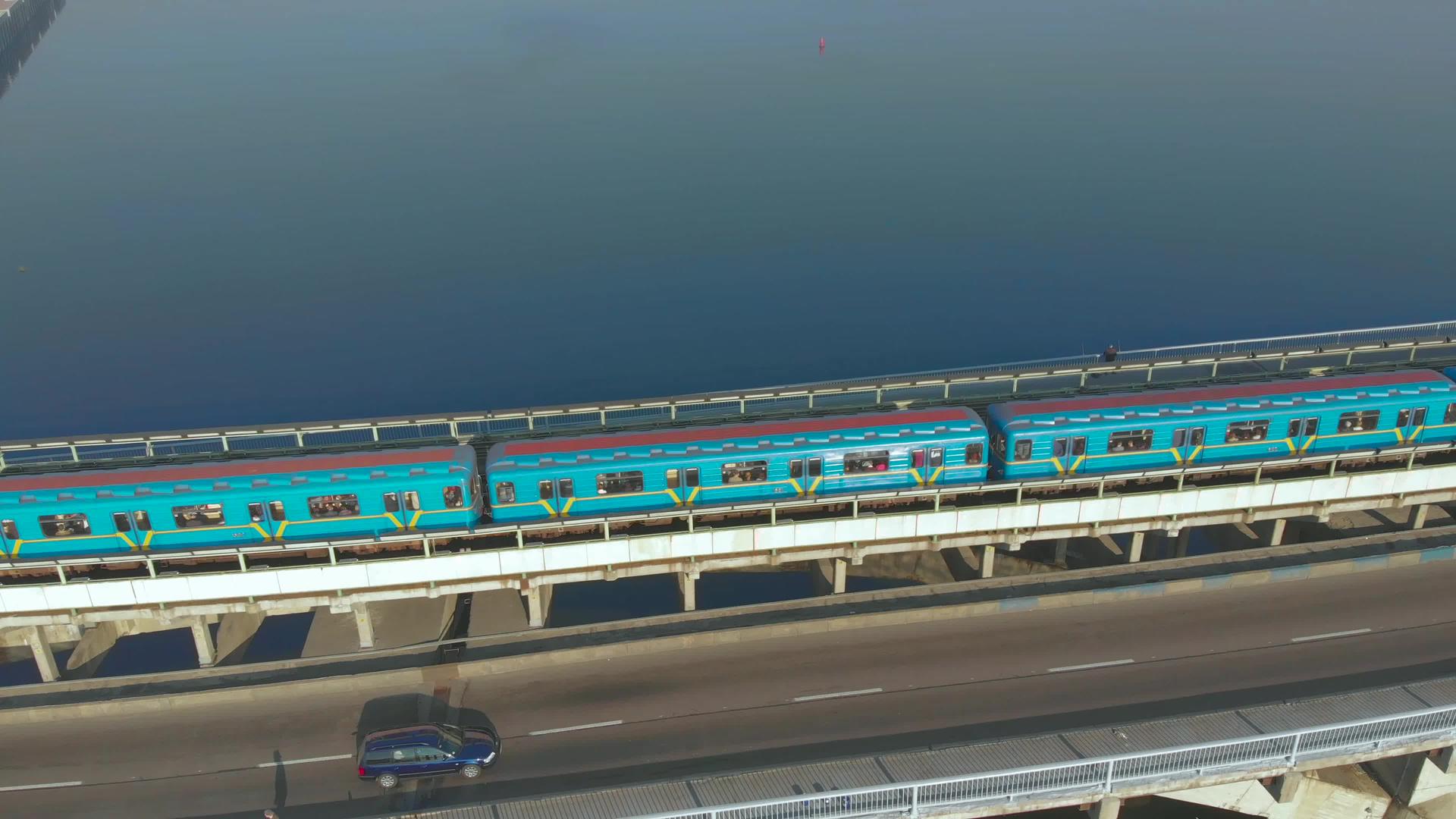 地铁列车跨越河桥视频的预览图