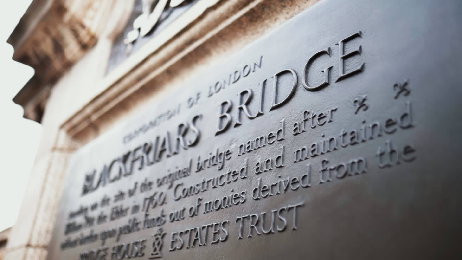 水泥墙上竖立的纪念板靠近黑弗里亚尔桥视频的预览图