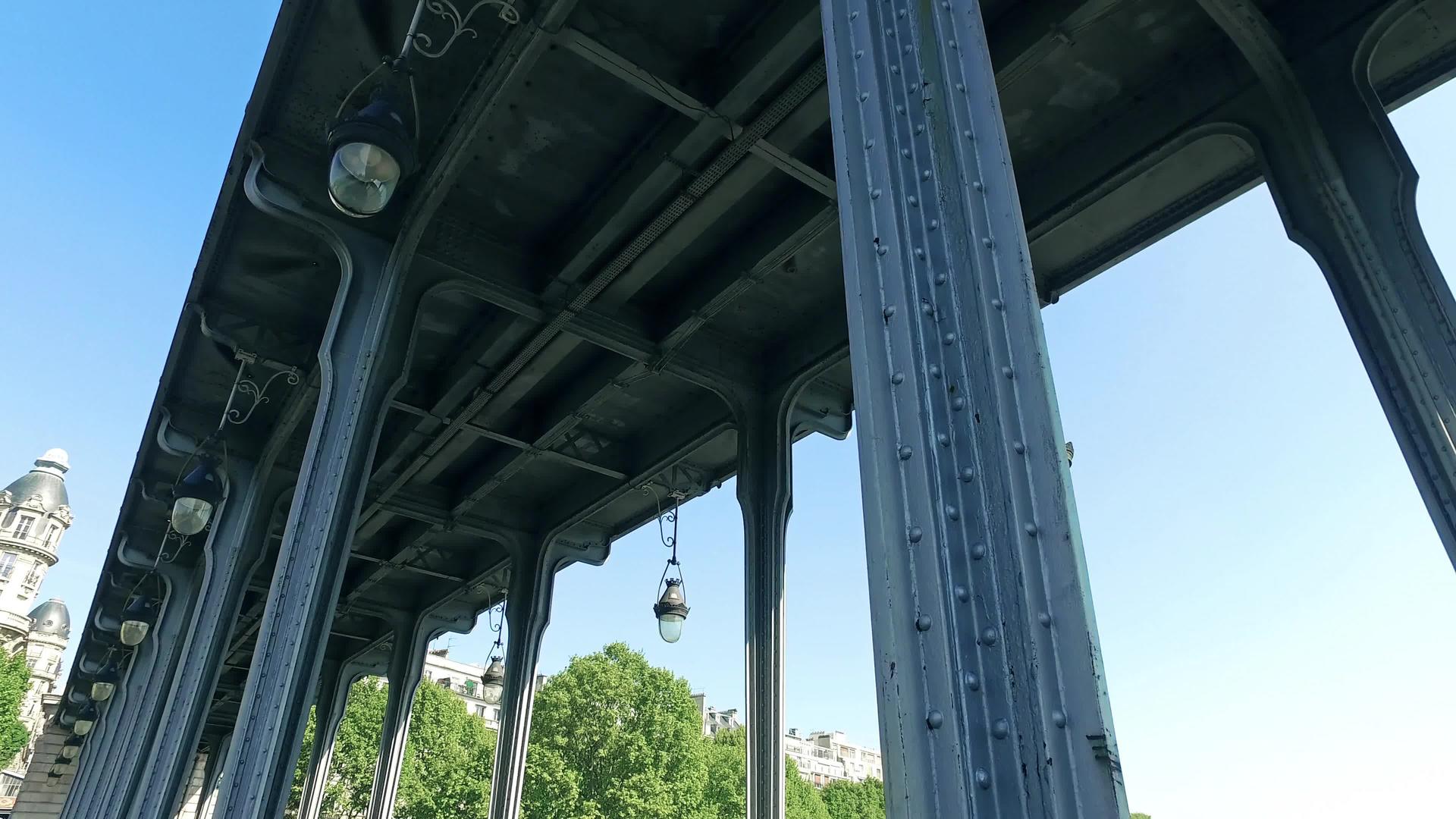 第一个视角在法国巴黎PontDePassy桥的Pont视频的预览图