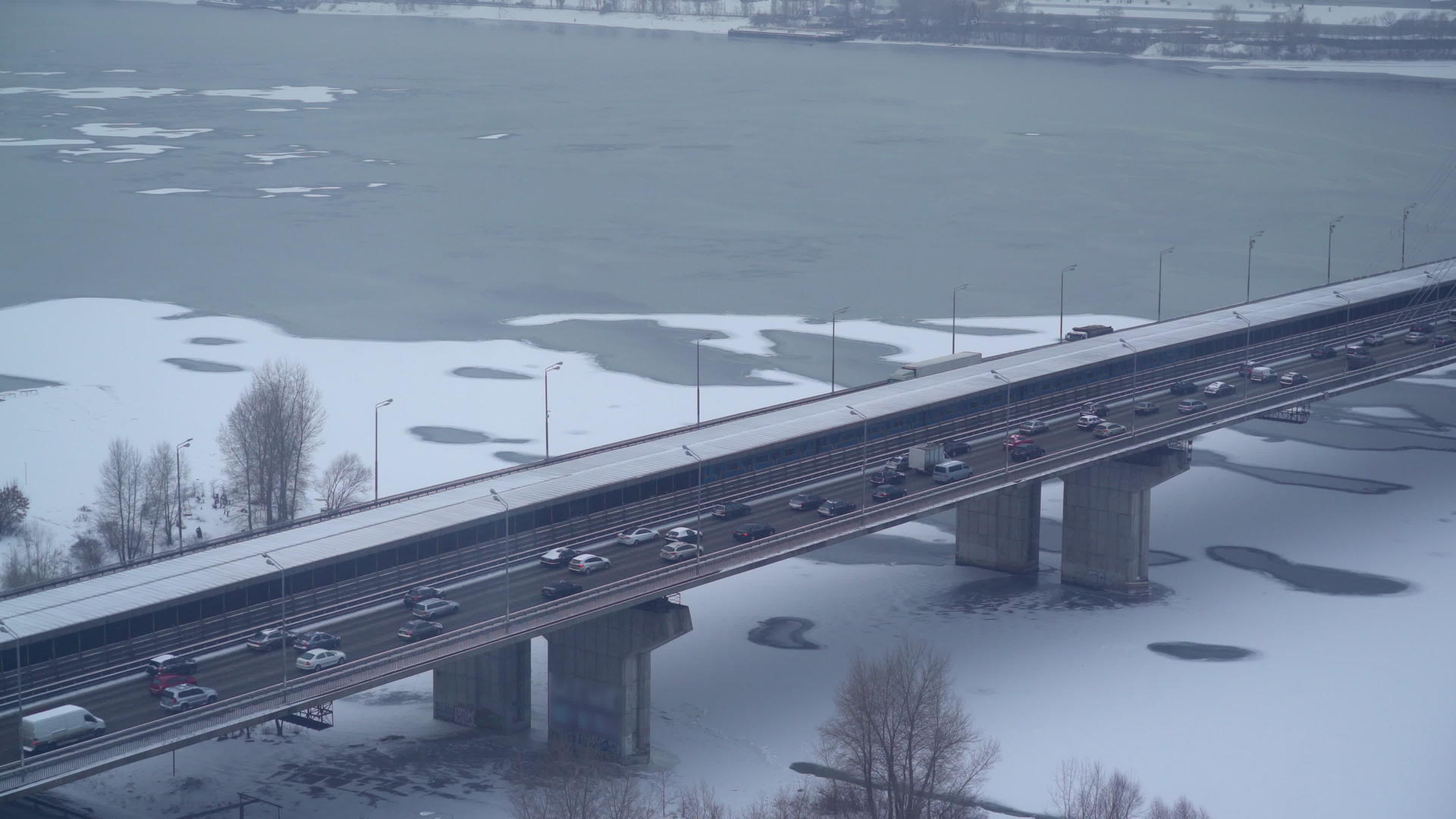 桥顶有汽车和火车的风景视频的预览图