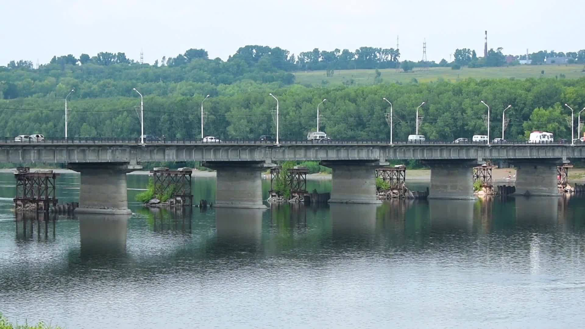 汽车经过河流和桥梁城市交通和景观视频的预览图