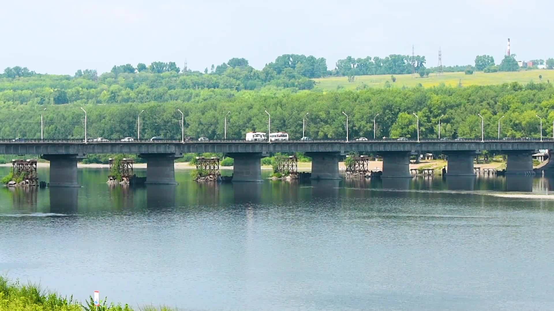 运输桥的视角是河流和车辆视频的预览图