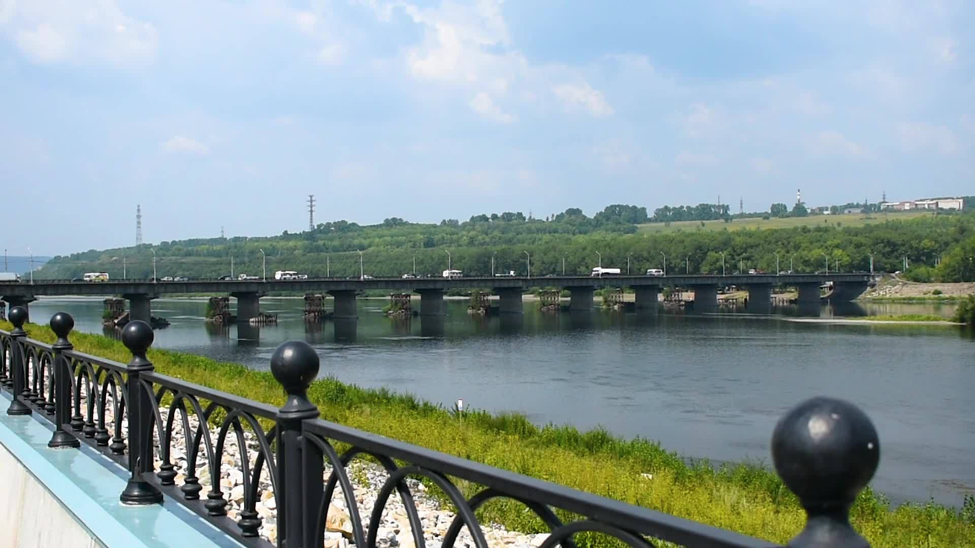 从河岸沿岸的桥面看城市交通和风景视频的预览图