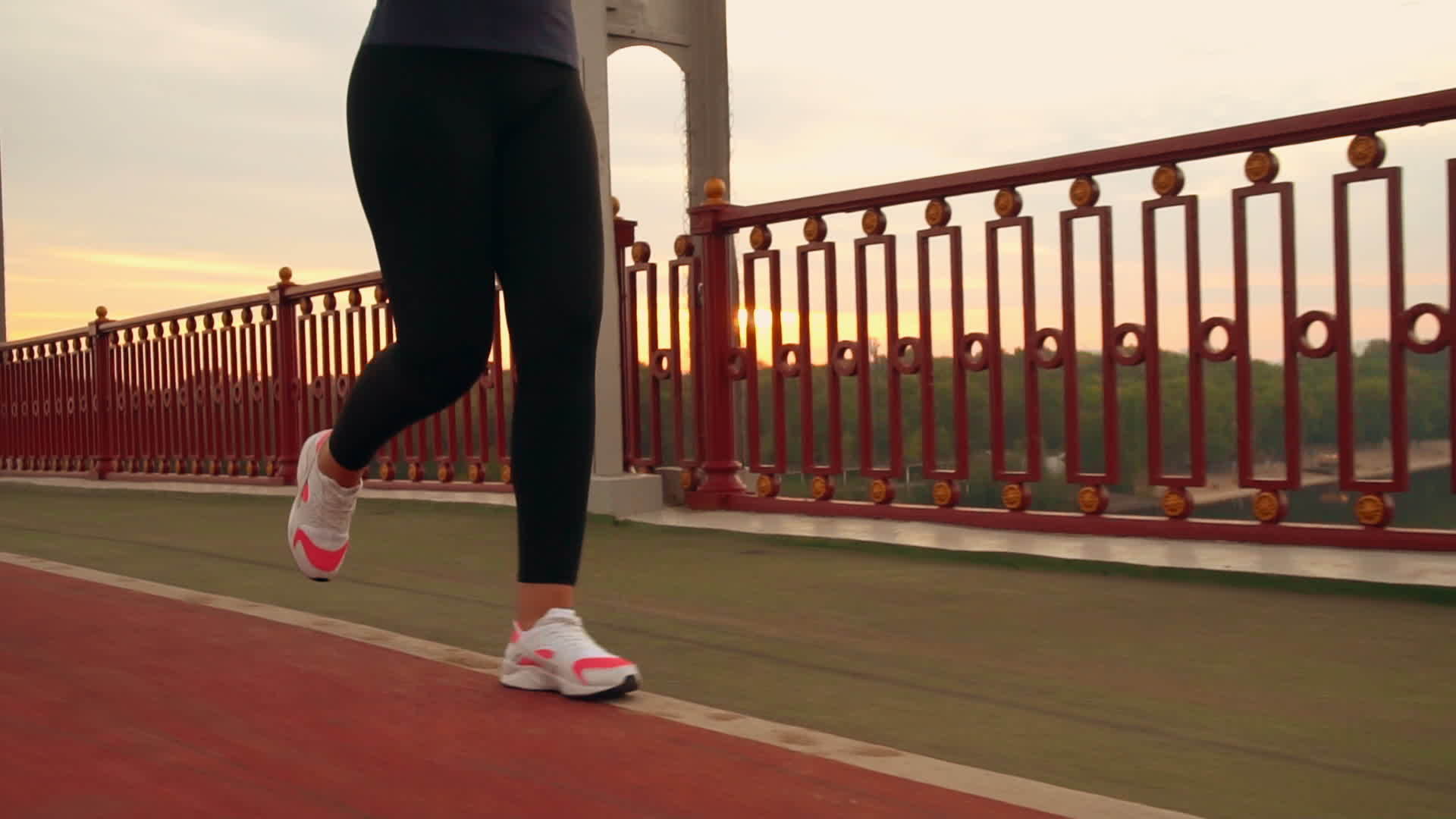在桥上跑的赛跑者视频的预览图