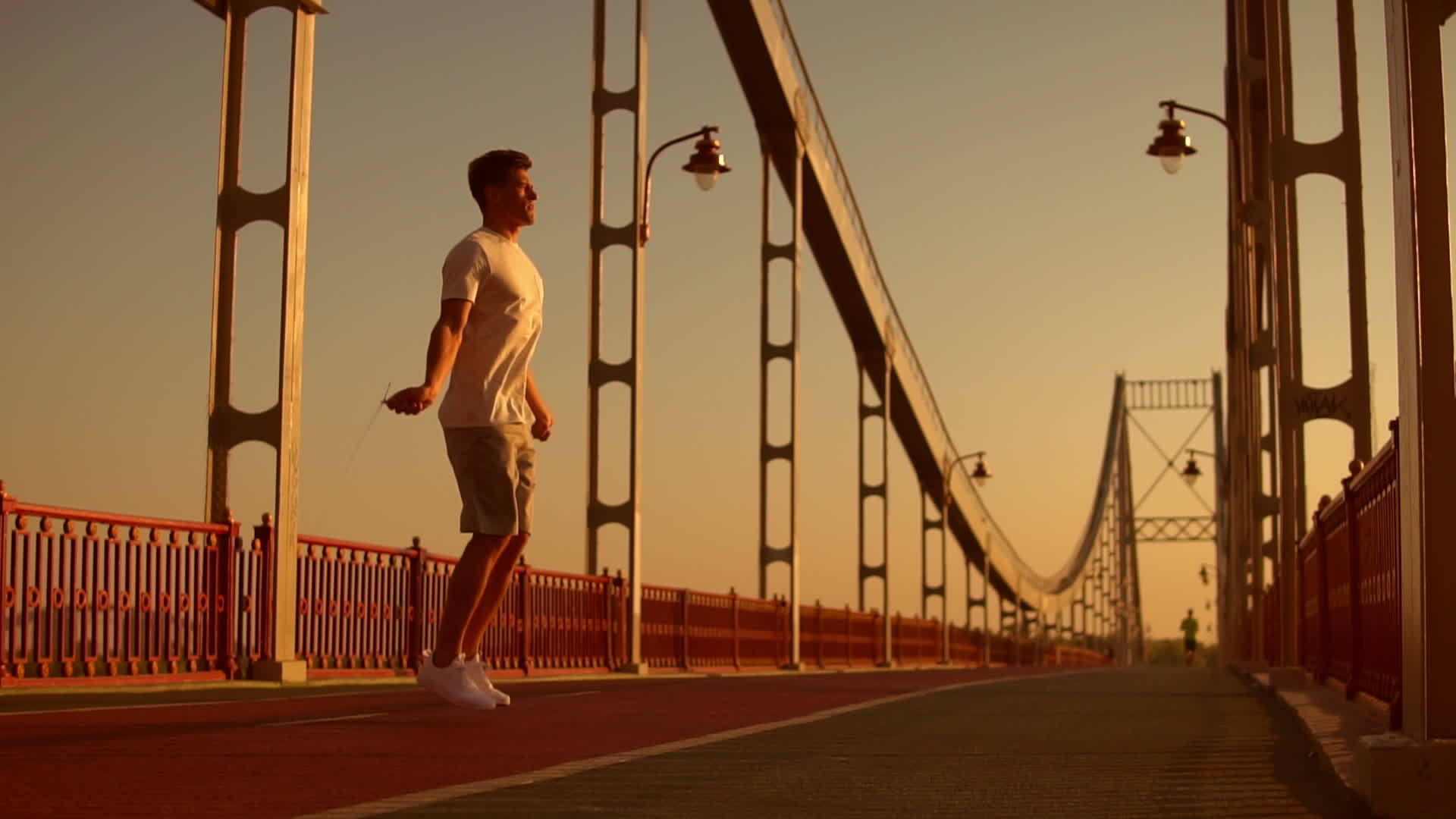 男运动员在桥上跳跃视频的预览图