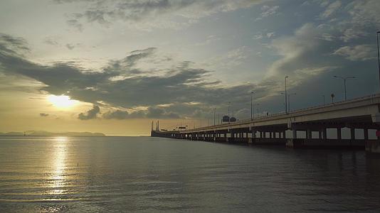 日出横跨奉江二桥视频的预览图
