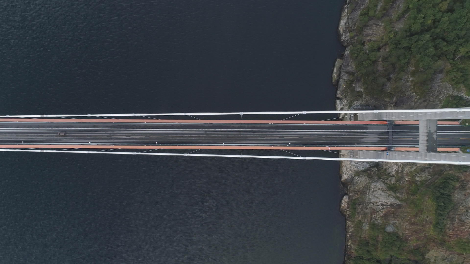 哈当厄尔悬索桥横跨哈当厄尔峡湾有过往车辆视频的预览图