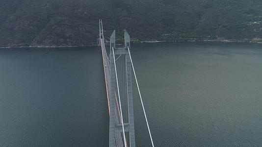 夏日北面的Iidfjorden桥fjord和山峰空中视频的预览图