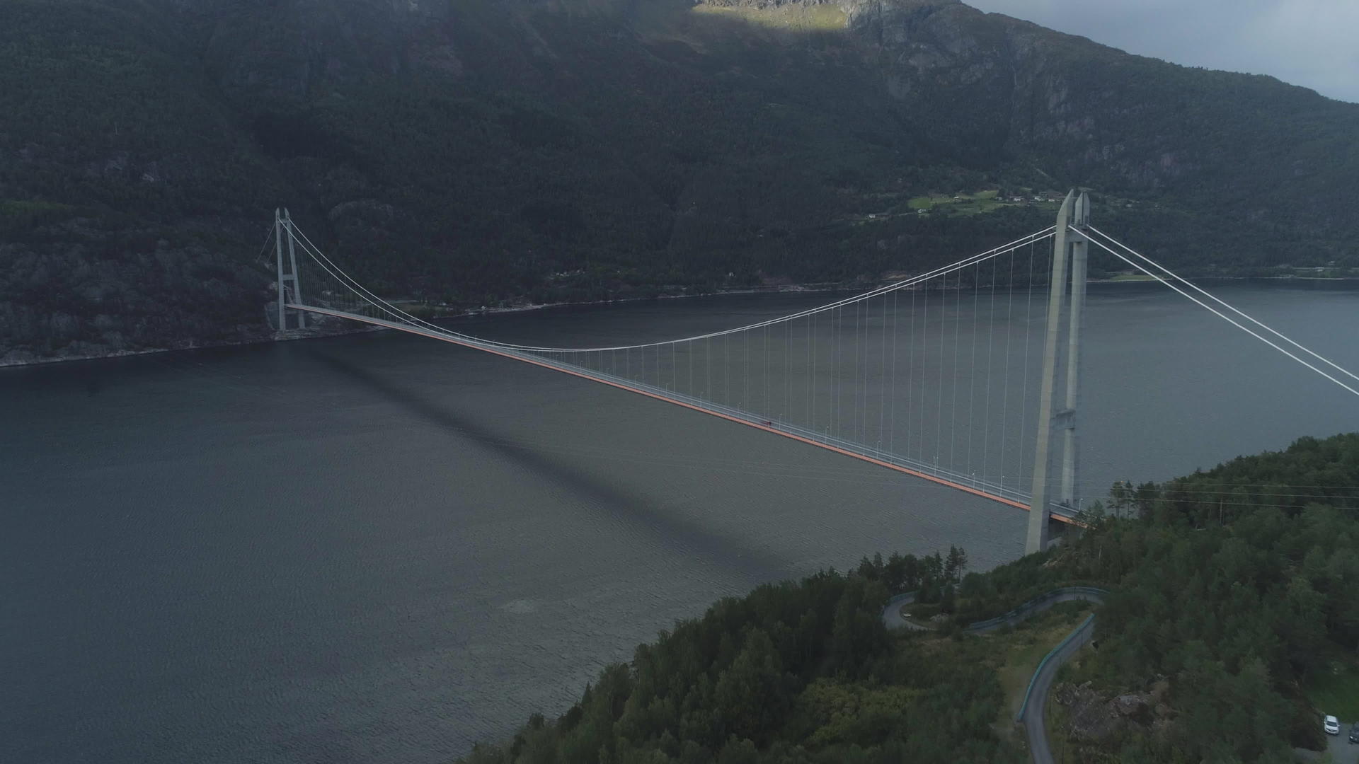 夏季哈当厄尔大桥峡湾和山脉鸟瞰图横跨挪威哈当厄尔峡湾视频的预览图