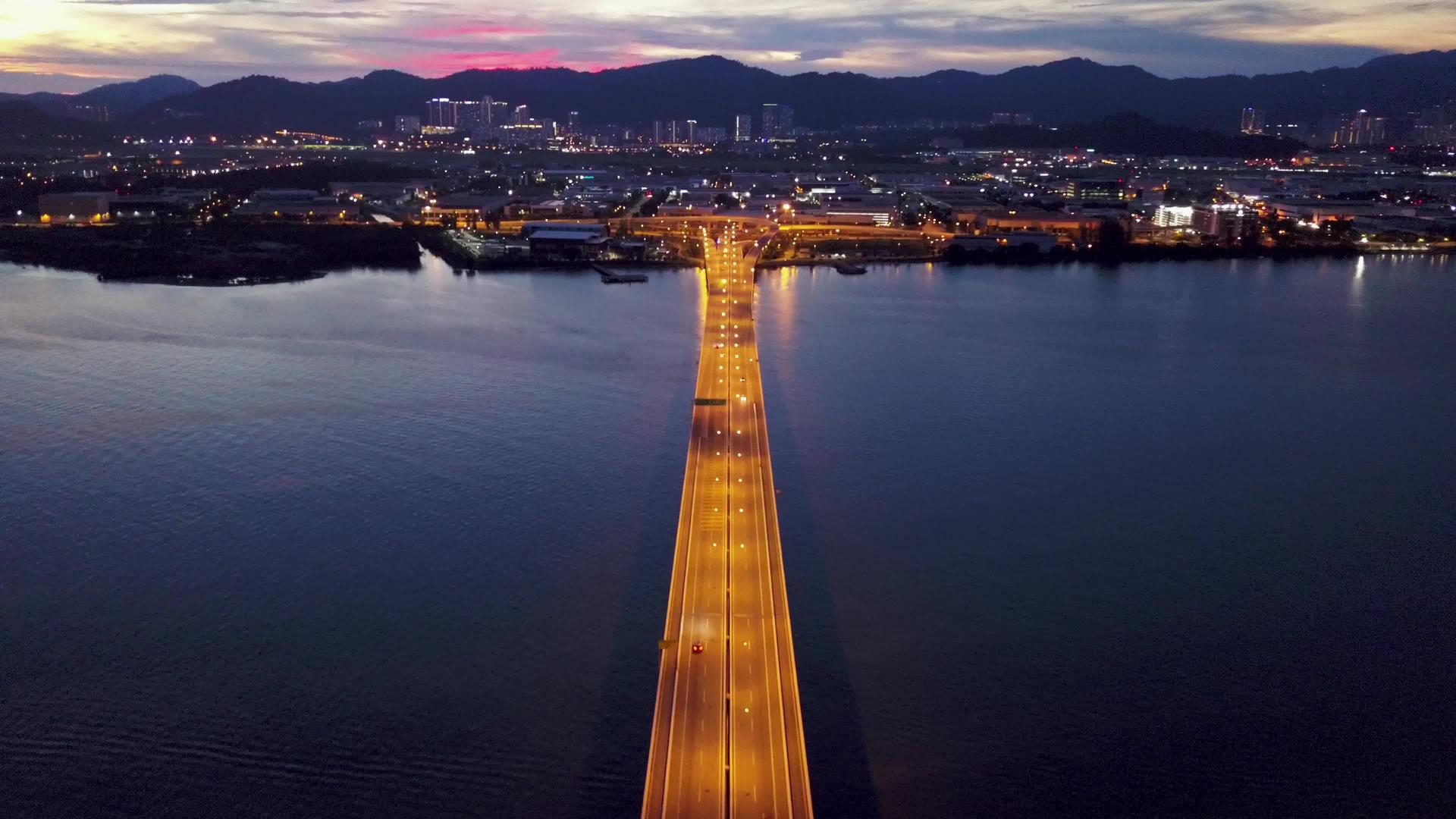 通向BatuMaung横跨海上空中航桥视频的预览图