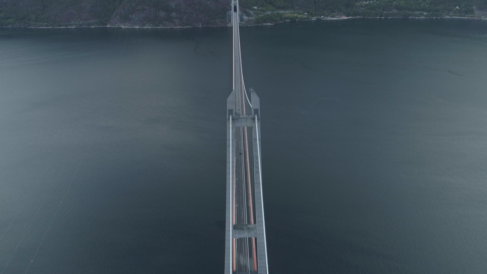 夏季哈当厄尔吊桥峡湾和山脉鸟瞰图横跨挪威艾德峡湾视频的预览图
