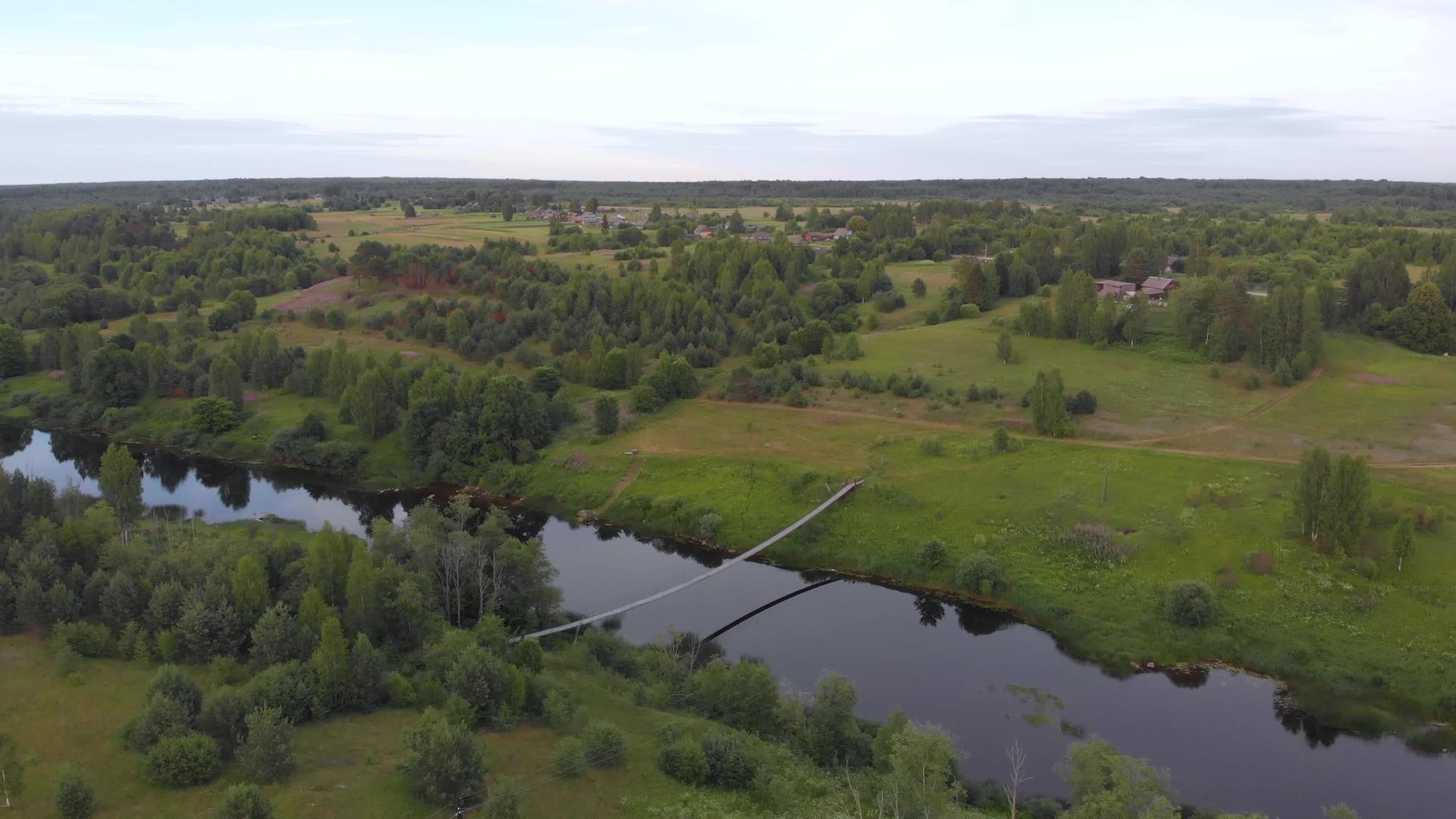 偏远的俄罗斯河悬挂在遥远的俄罗斯河上与遥远的村庄空中相连视频的预览图
