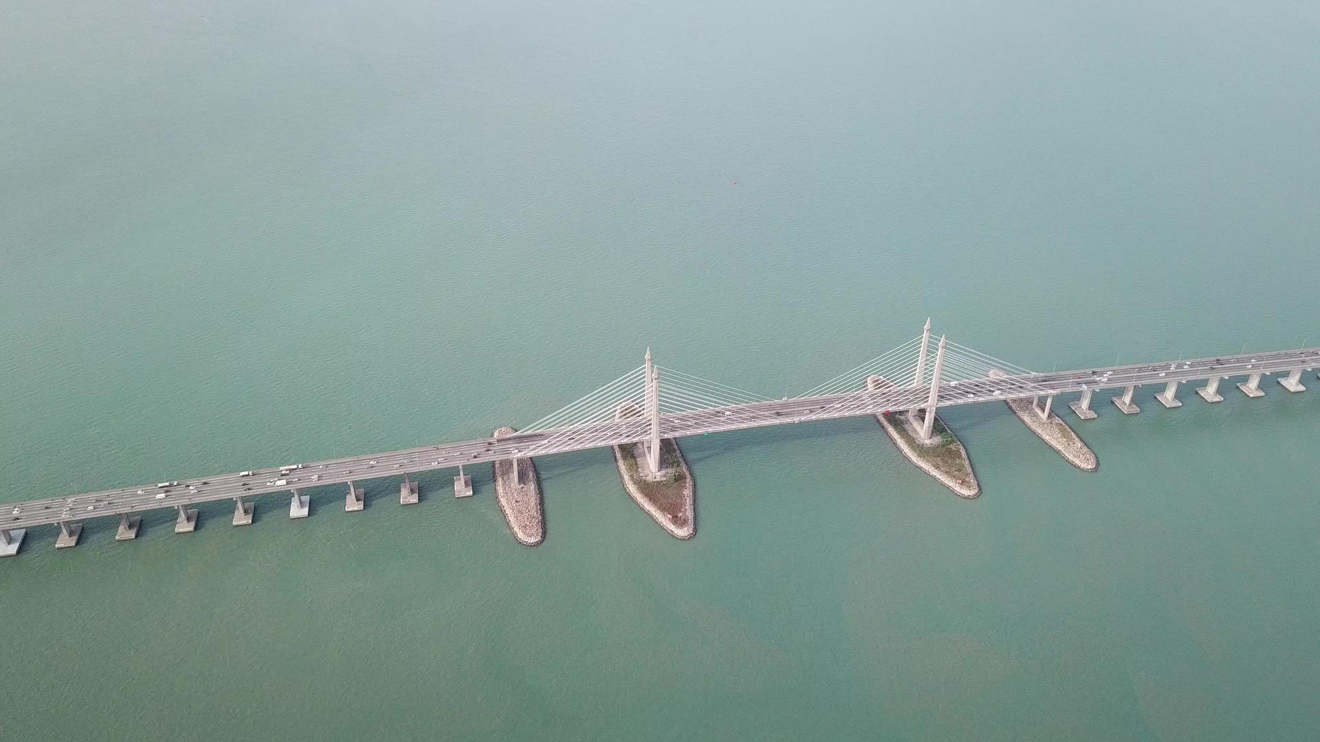 横穿桥的空中视频的预览图