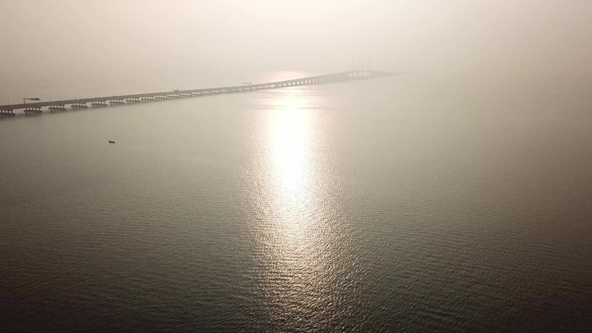 清晨在马来西亚飞向奉江桥视频的预览图