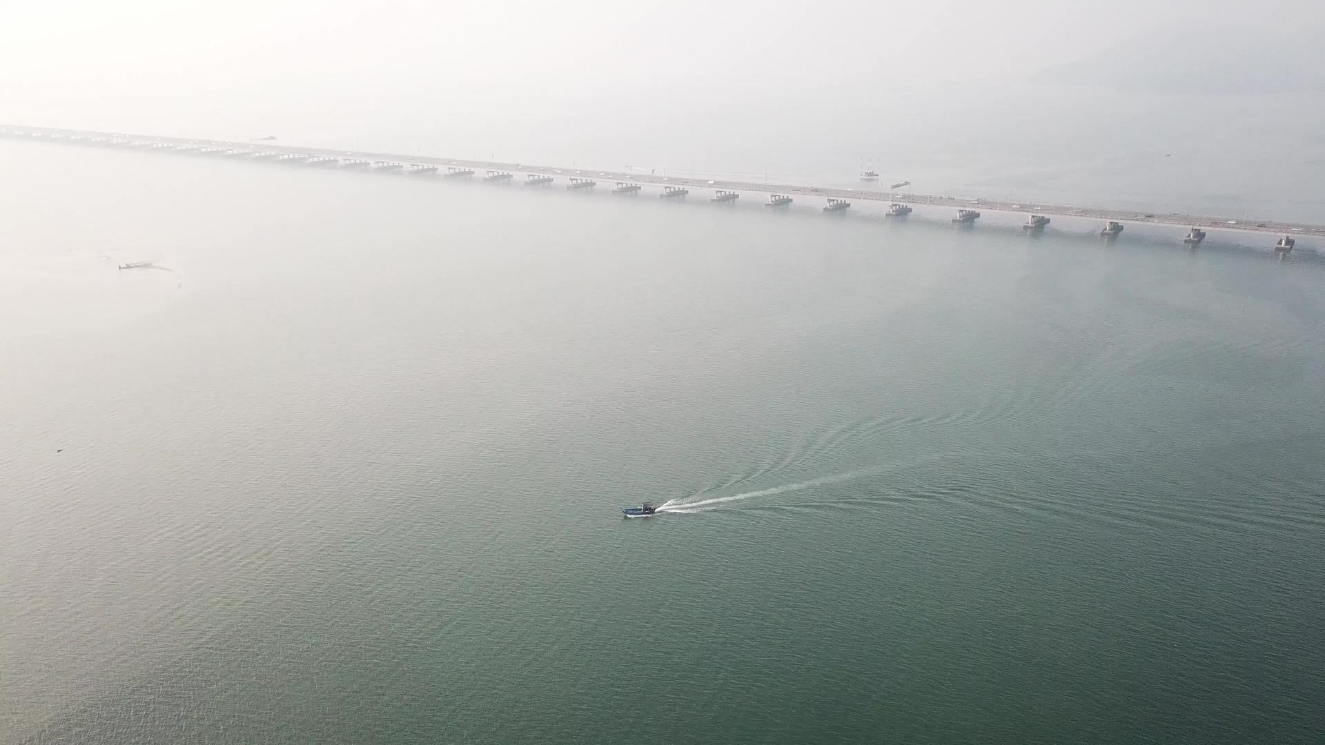 Malaysia的Penang移动在桥附近的渔船视频的预览图