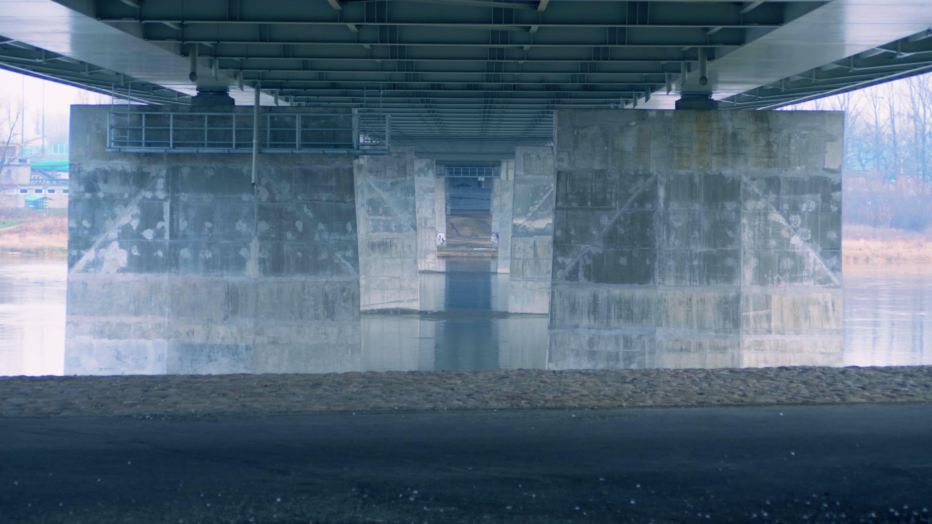 河上桥混凝土柱水流视频的预览图