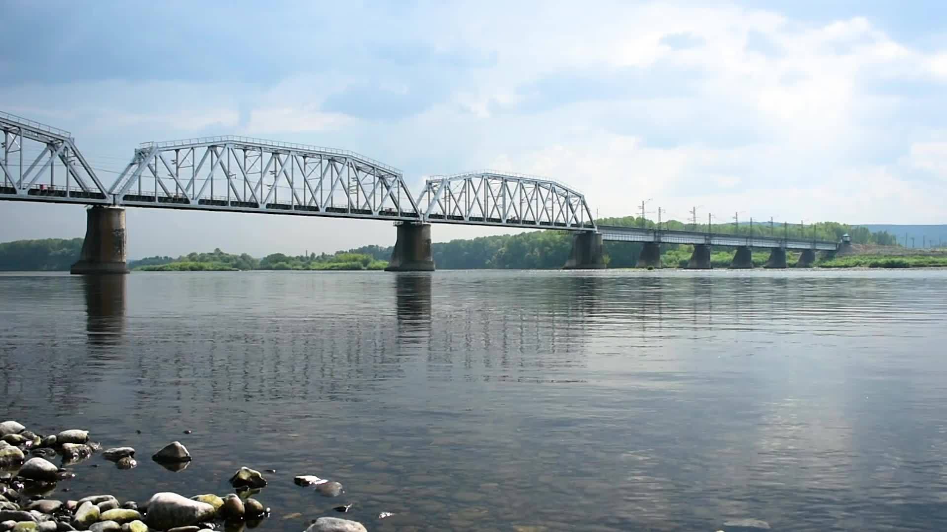 河上的铁路桥水清澈清澈视频的预览图