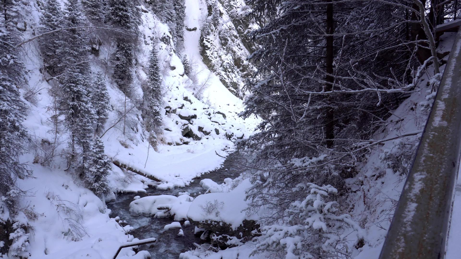 一条明亮的山川穿过雪峡谷视频的预览图