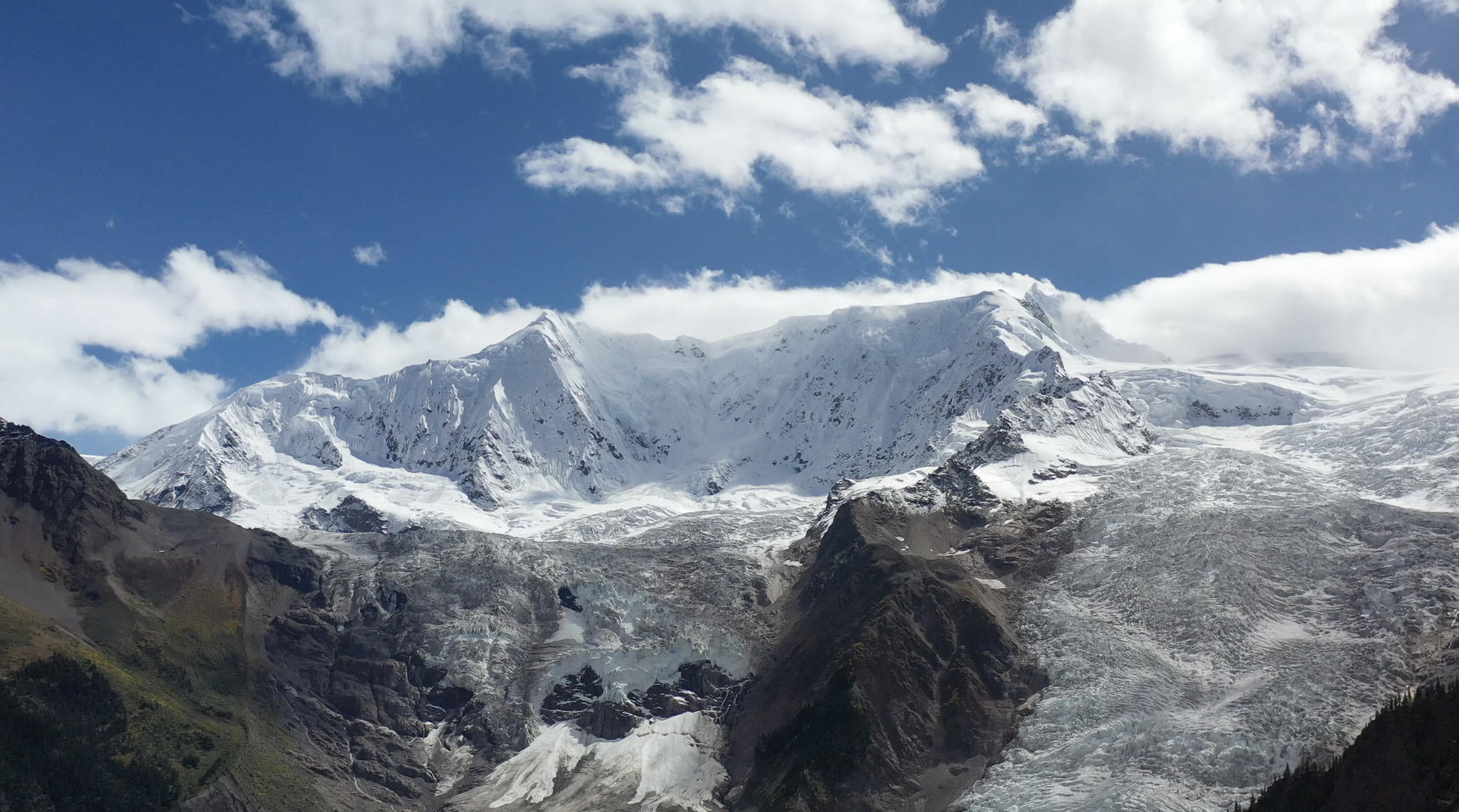 西藏林芝米堆冰川航拍4K视频视频的预览图