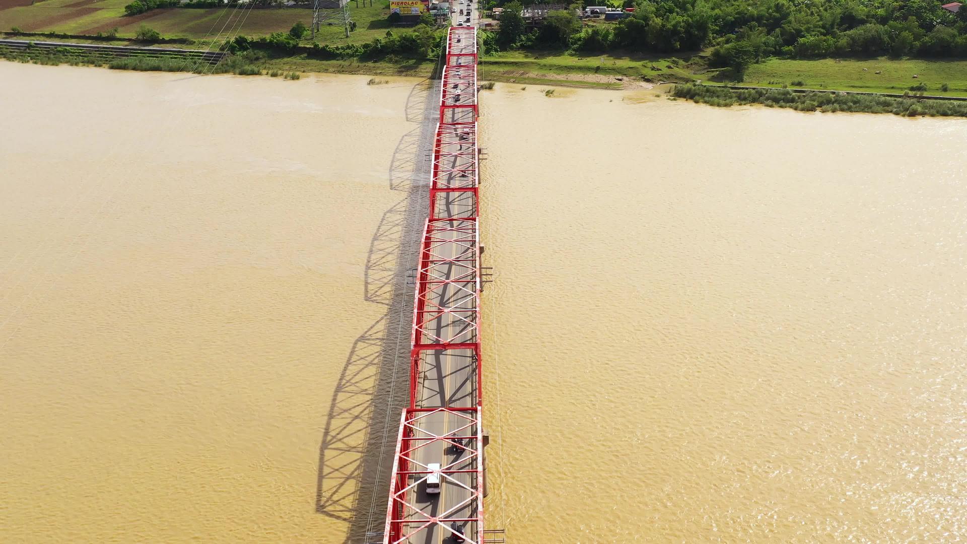 在看菲利平山在卡加扬河桥上的空中视频的预览图