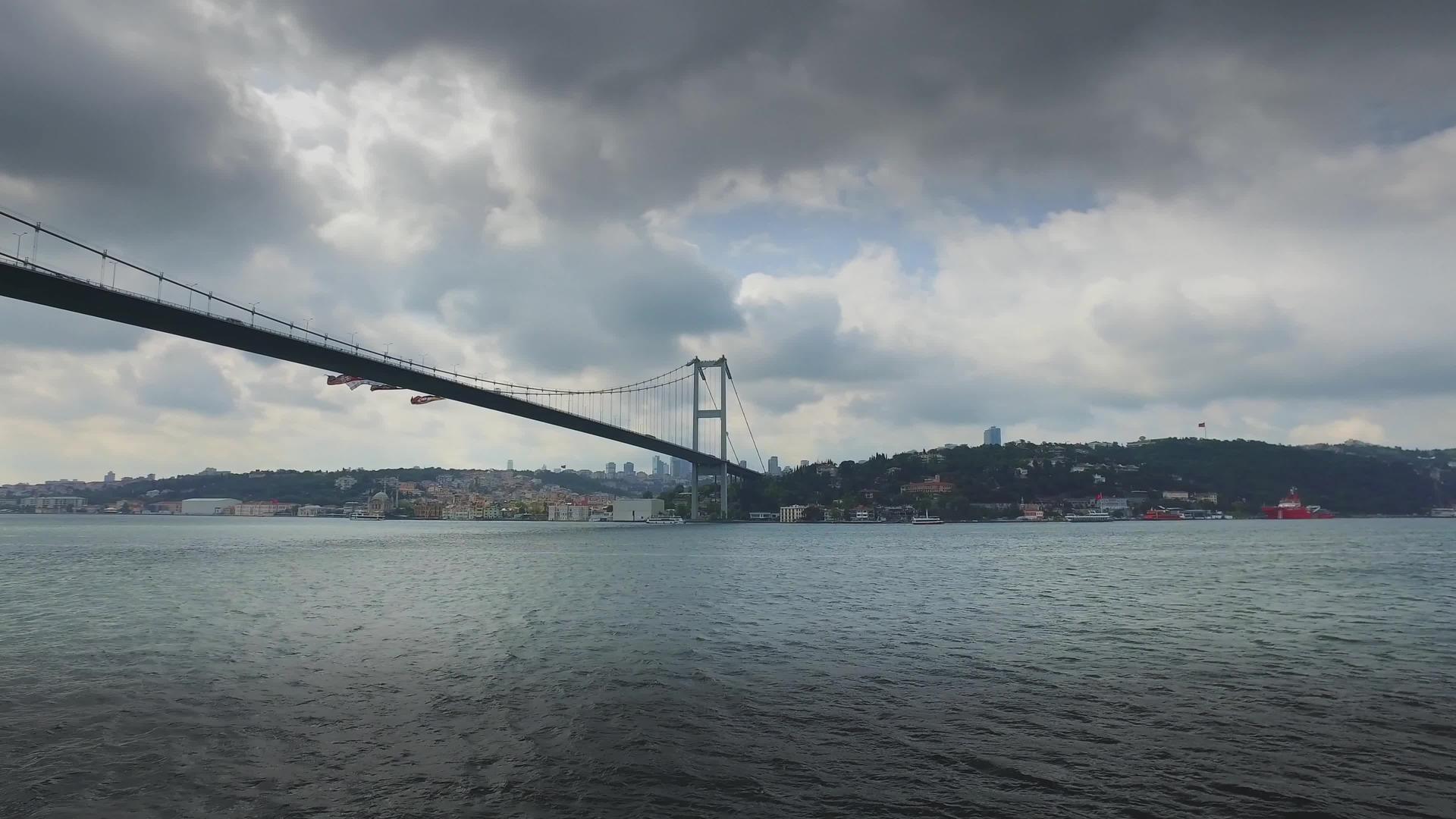 伊斯坦布尔Bosporus船舶在桥下航行视频的预览图