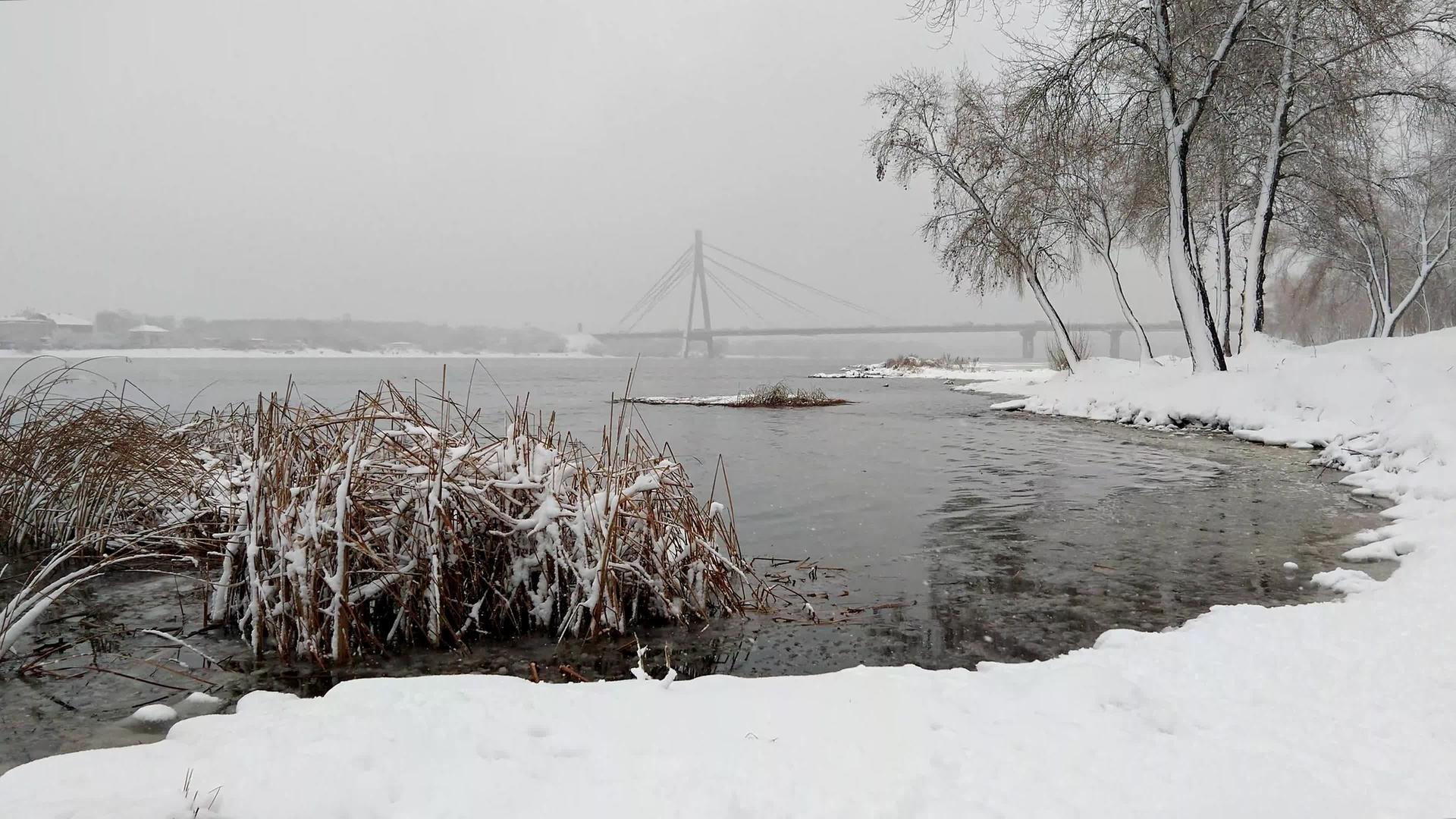 在寒冷的冬天和寒冷的天气里河水的景色视频的预览图
