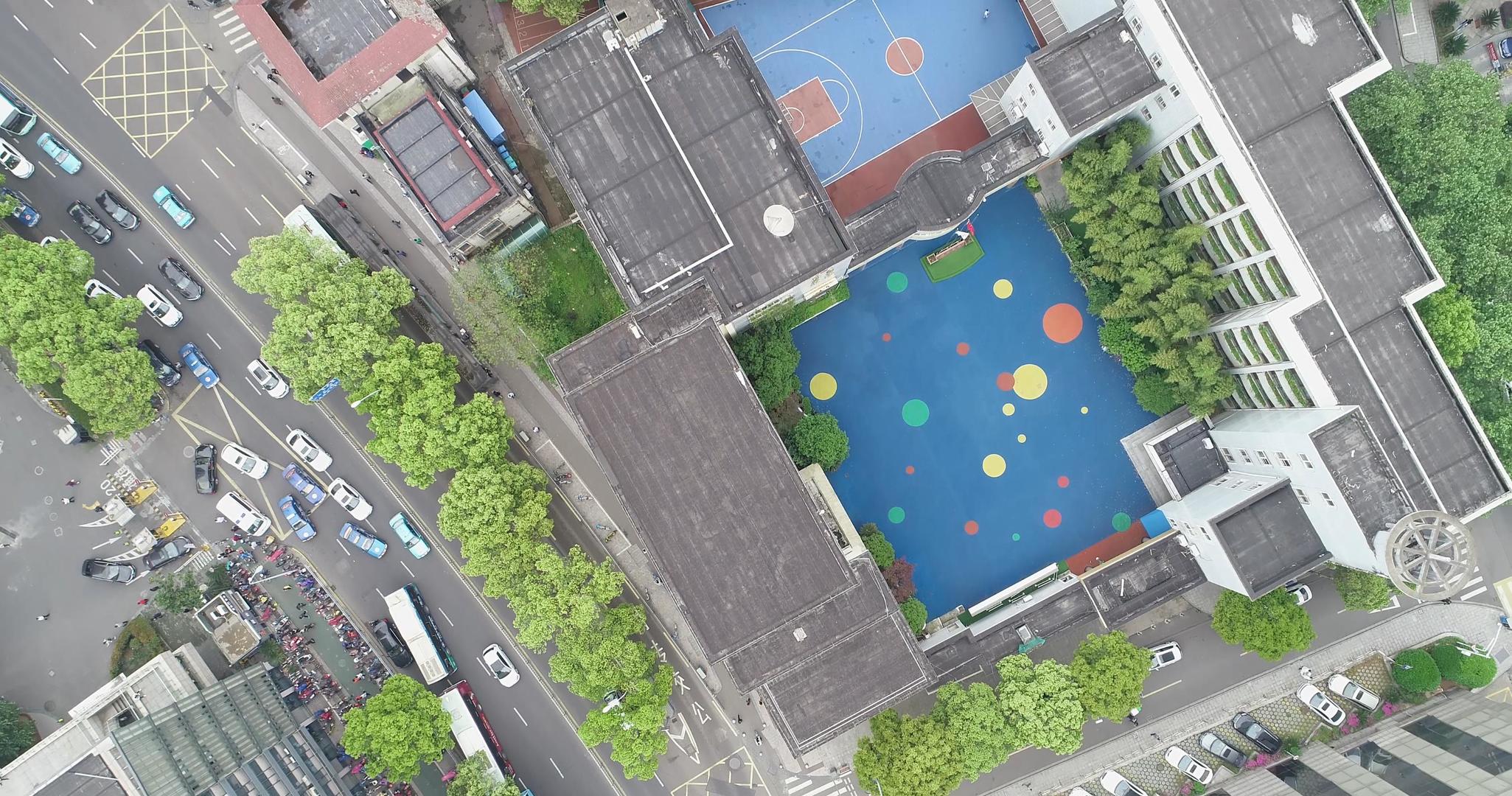 4k宁波街景俯拍学校操场视频的预览图