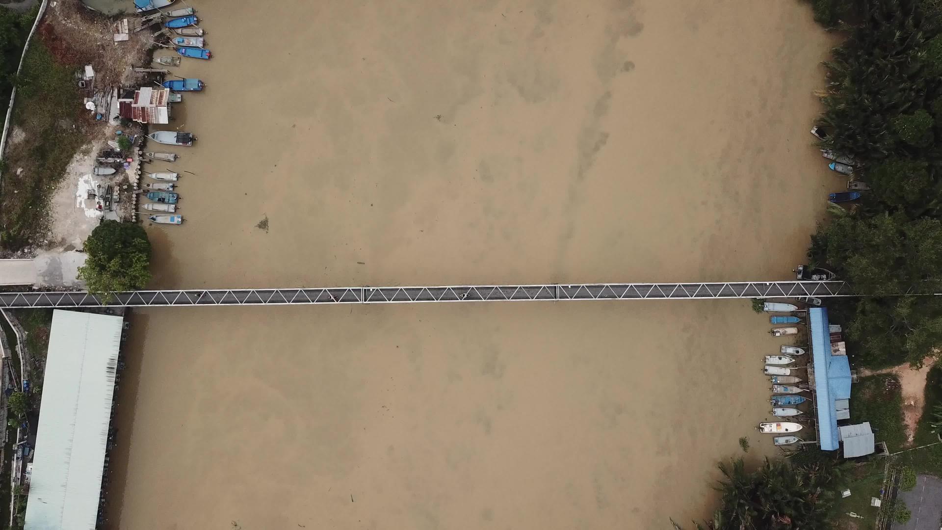 以nibongtebal顶端铁桥横渡河流视频的预览图