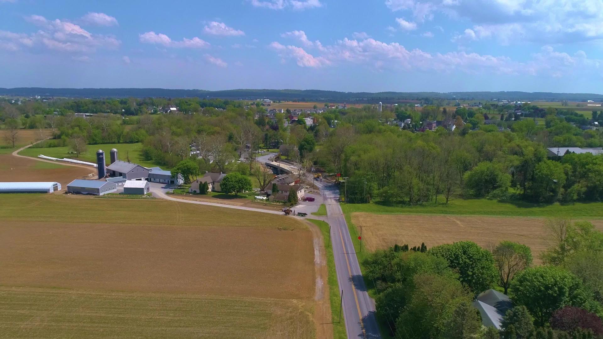 在一条溪流中农田和一座桥的空中视野被阿米取代视频的预览图