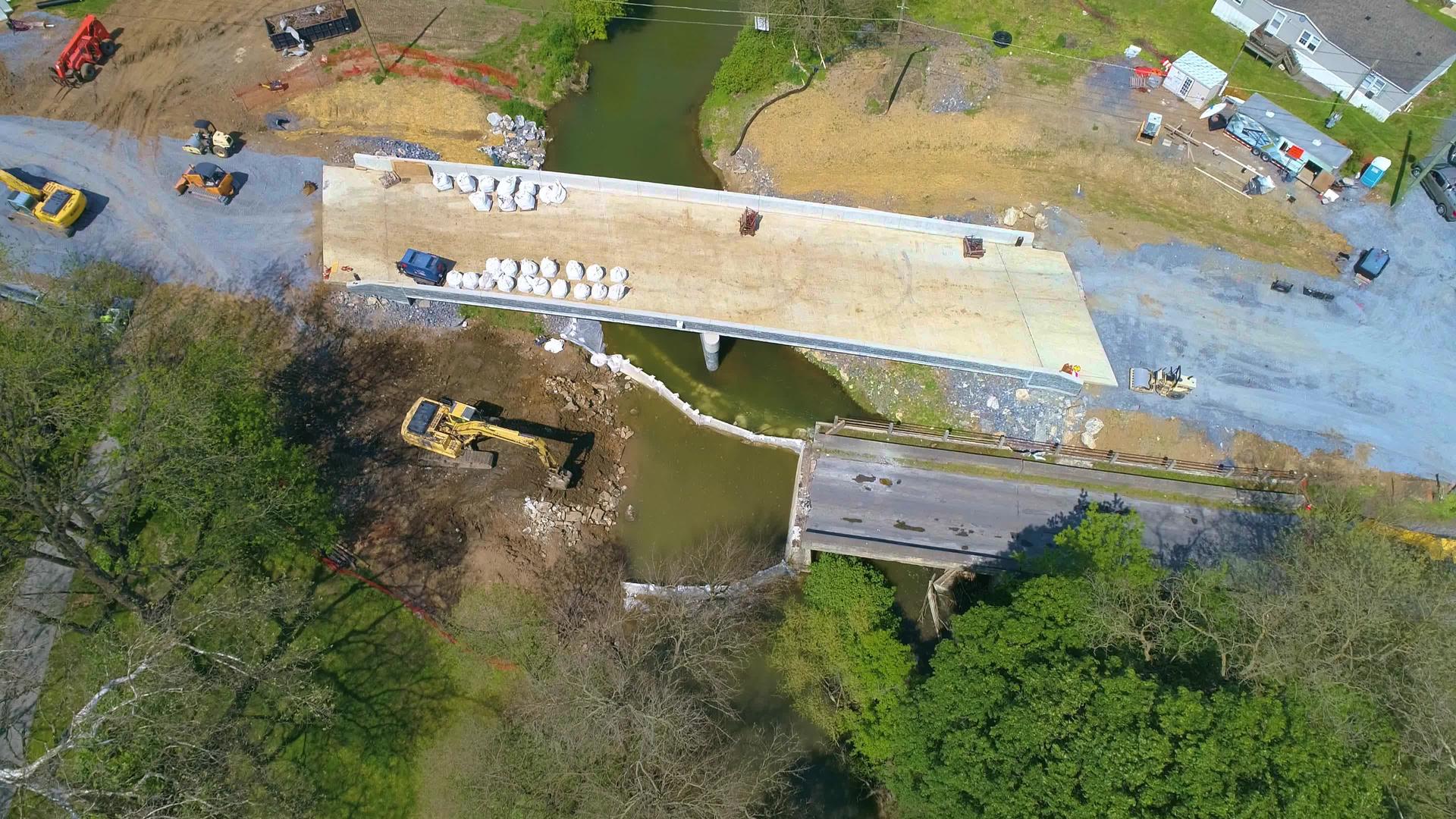 在溪流中农田和一座桥被重置视频的预览图