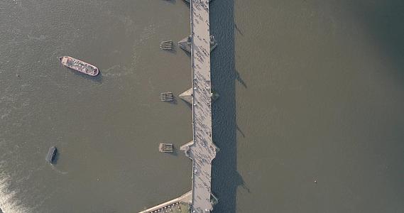 拍摄布拉格捷克共和国4号查理桥K无人机视频视频的预览图