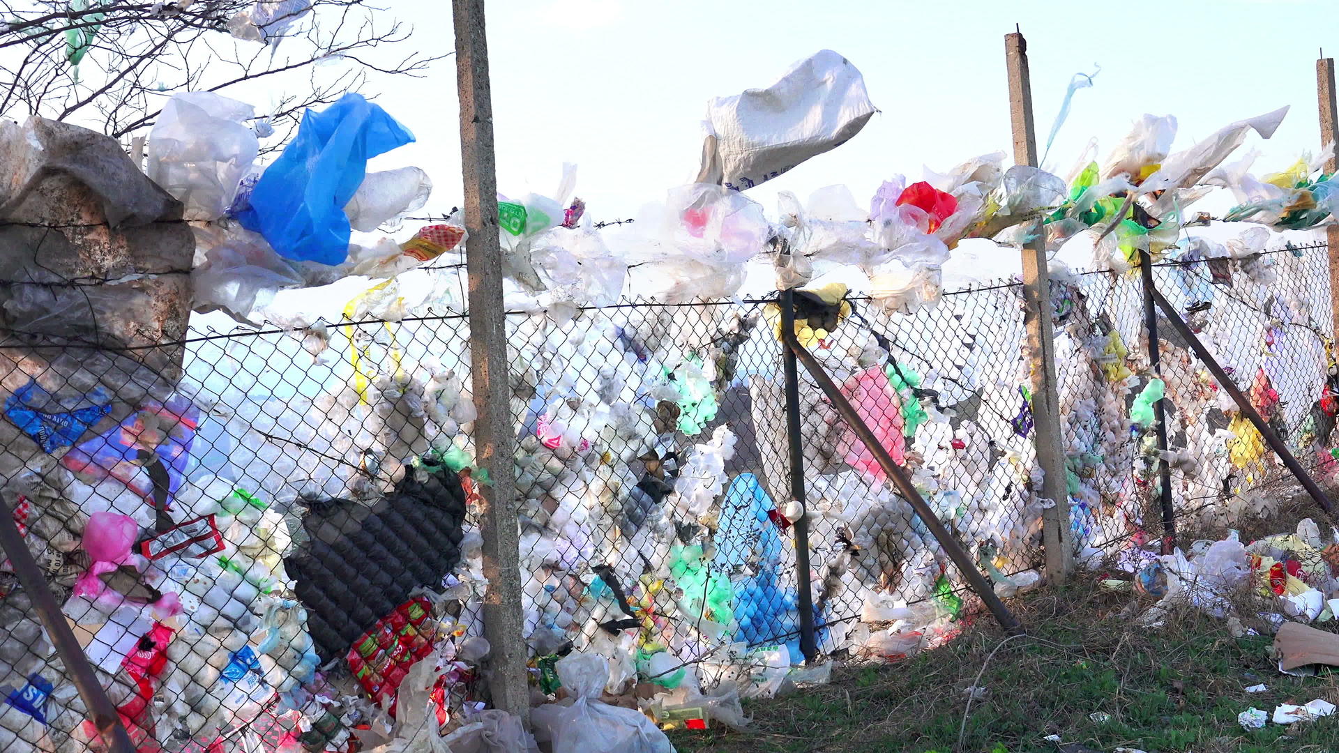 填埋场附近的金属围栏用塑料袋覆盖视频的预览图