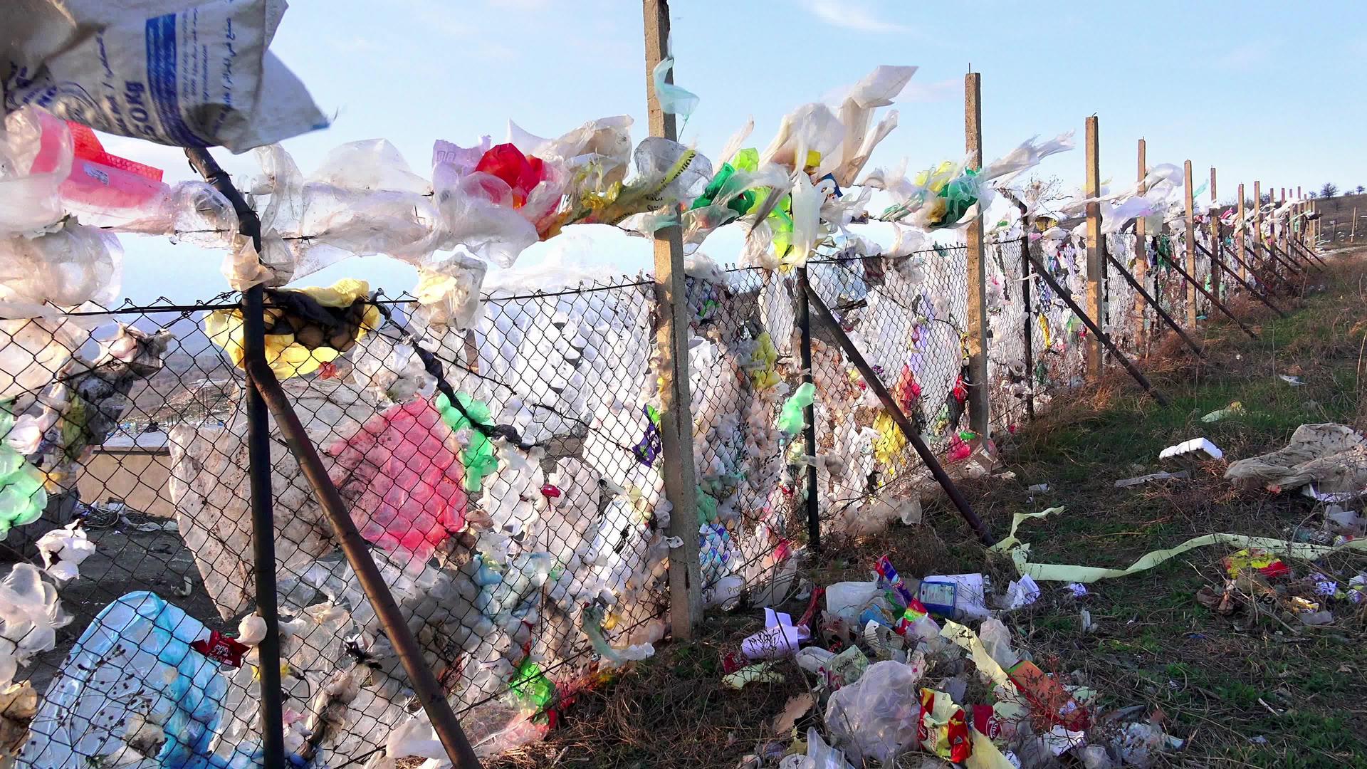 倾倒在垃圾填埋场的塑料袋和其他精炼石油产品视频的预览图