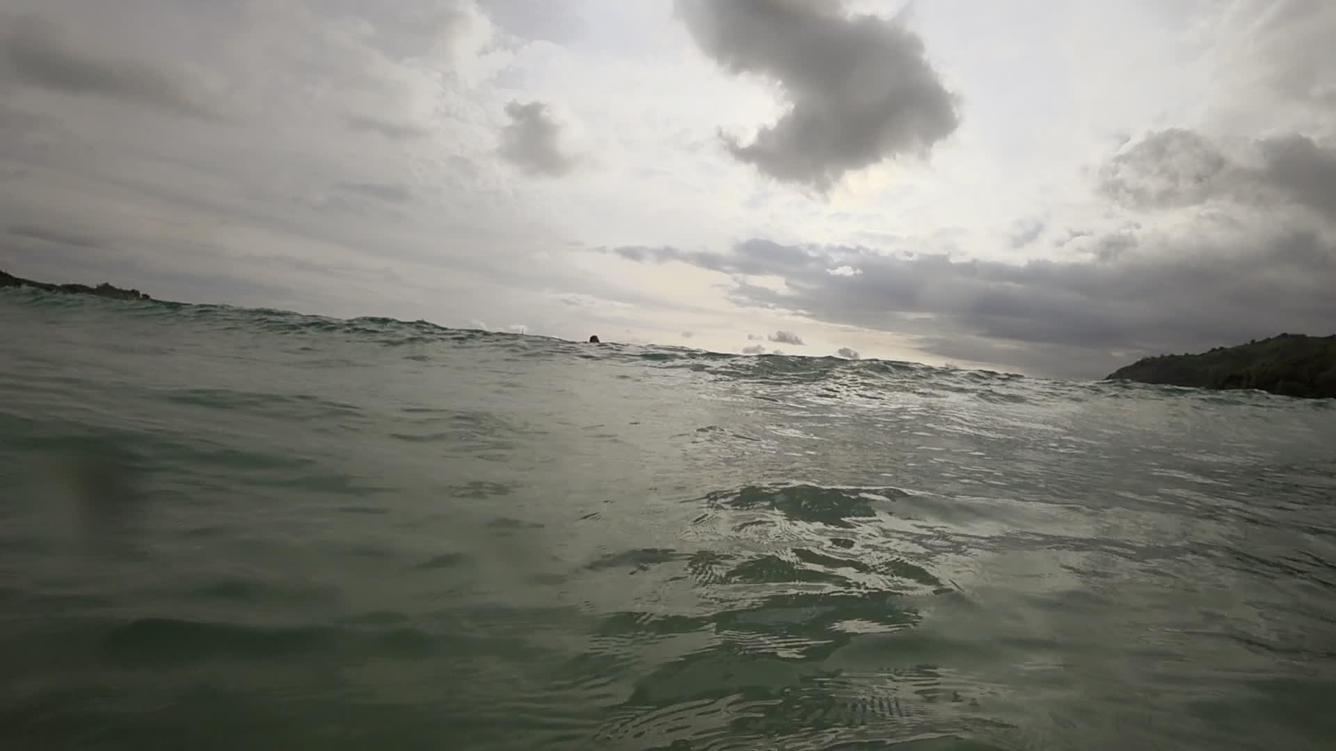 泰国奈汉海滩上的海浪视频的预览图