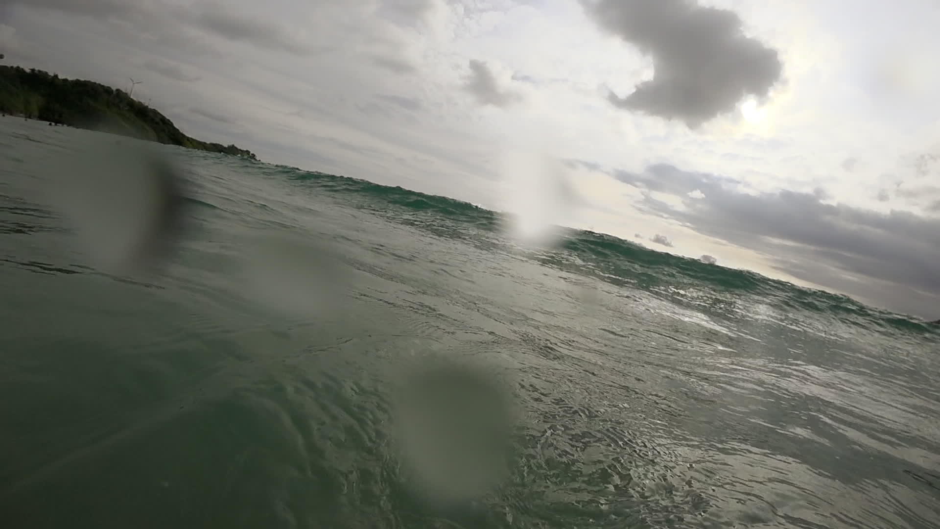 泰国奈汉海滩上的海浪视频的预览图