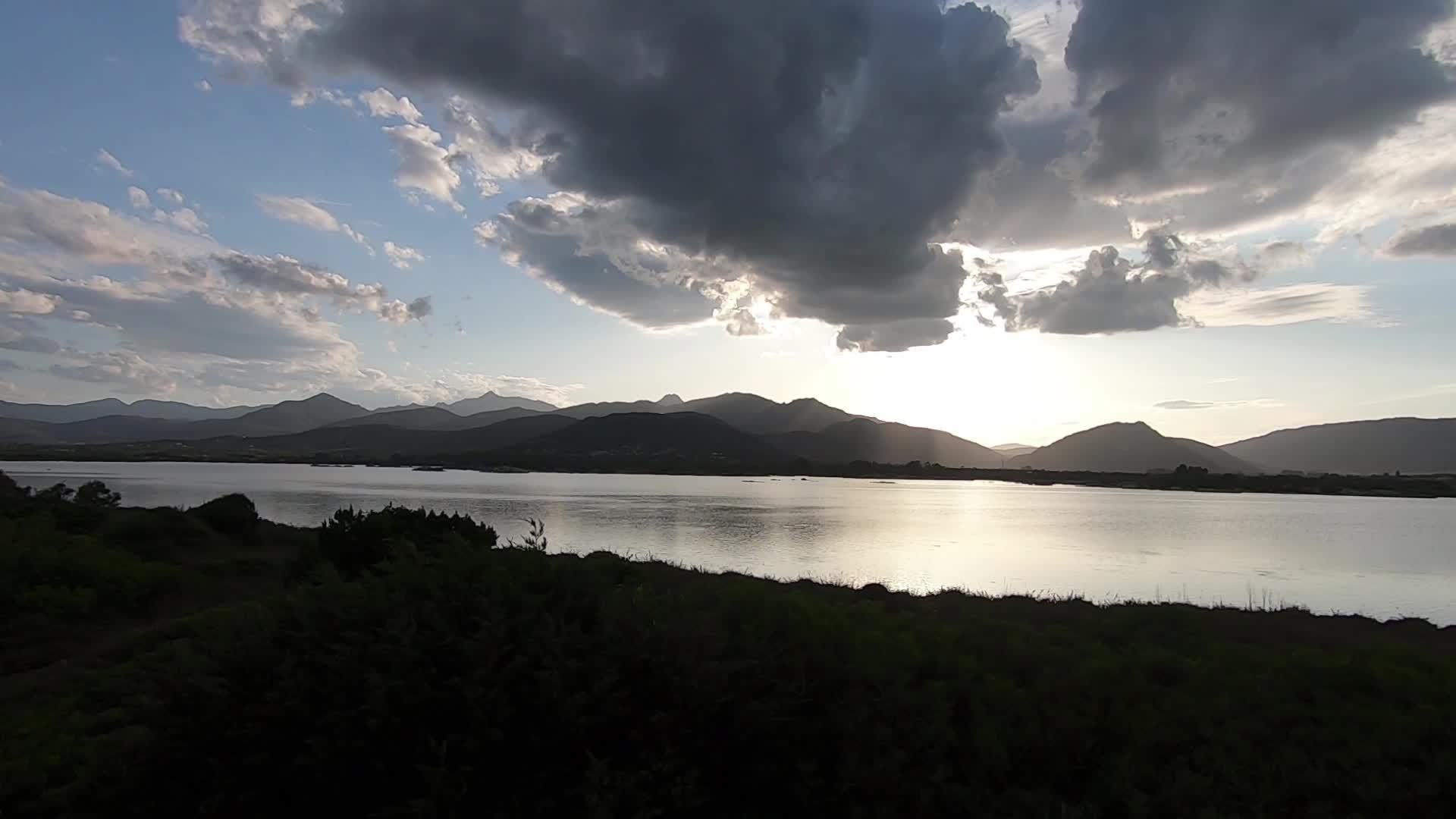 日落时在海面环礁湖和地平线上的黑色轮影带上视频的预览图