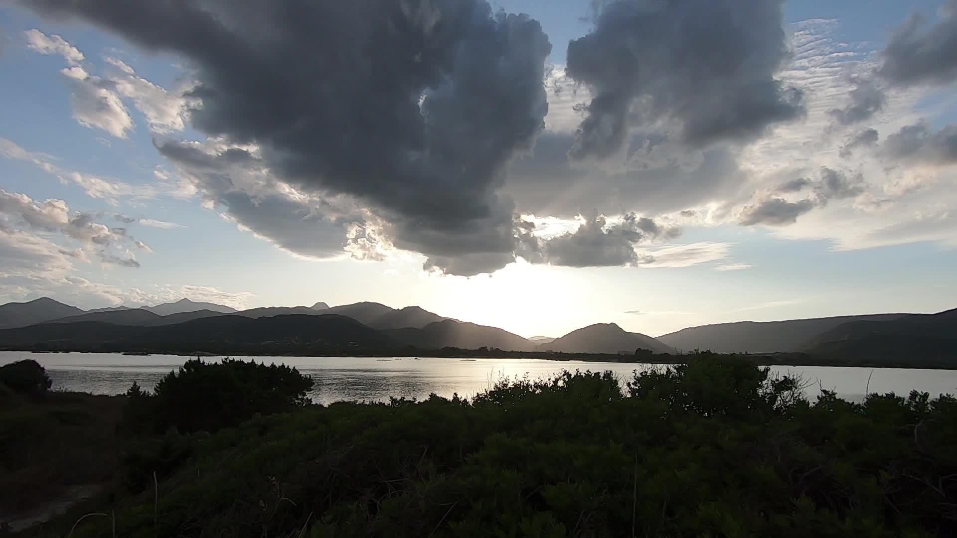 日落时在海面环礁湖和地平线上的黑色轮影带上视频的预览图