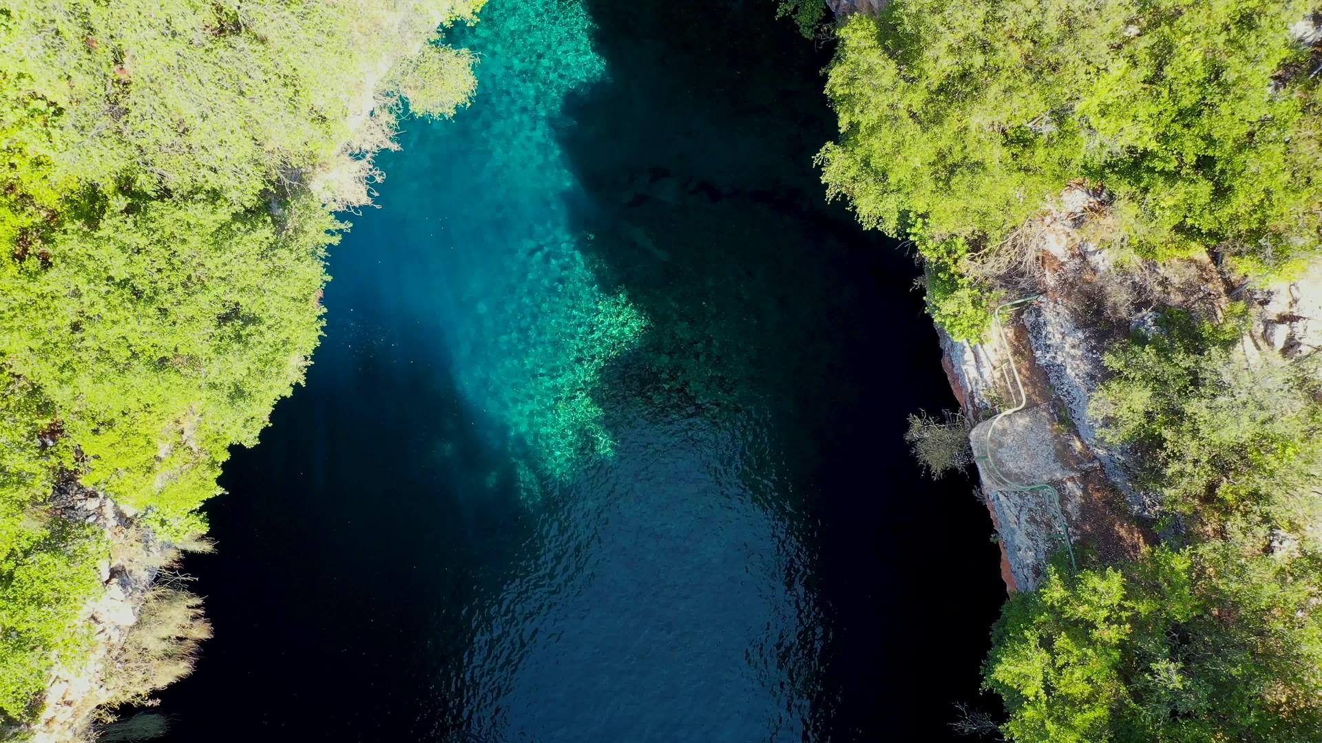 梅利萨尼湖位于希腊卡拉沃米洛斯凯法利尼亚岛视频的预览图
