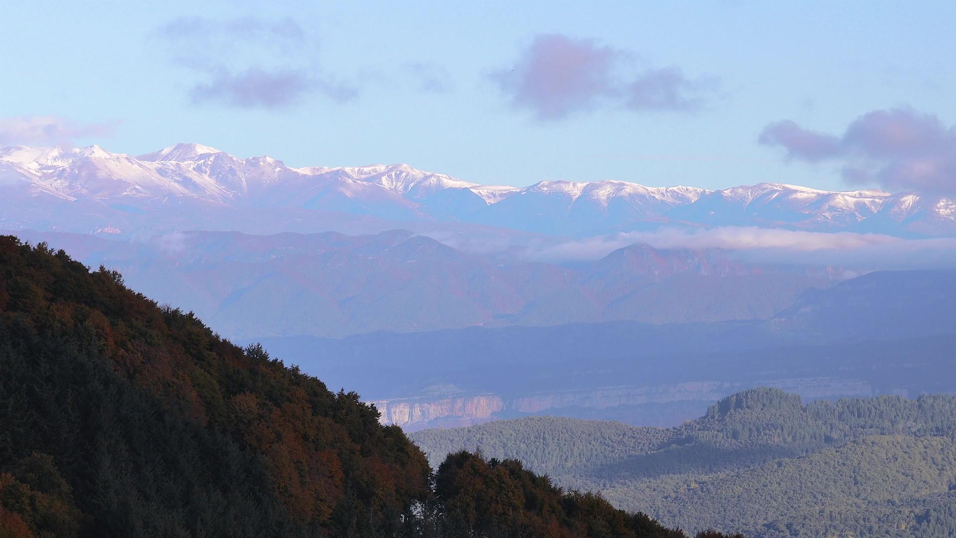来自西班牙的秋景加泰罗尼亚山脉的蒙塞尼在遥远的地方视频的预览图