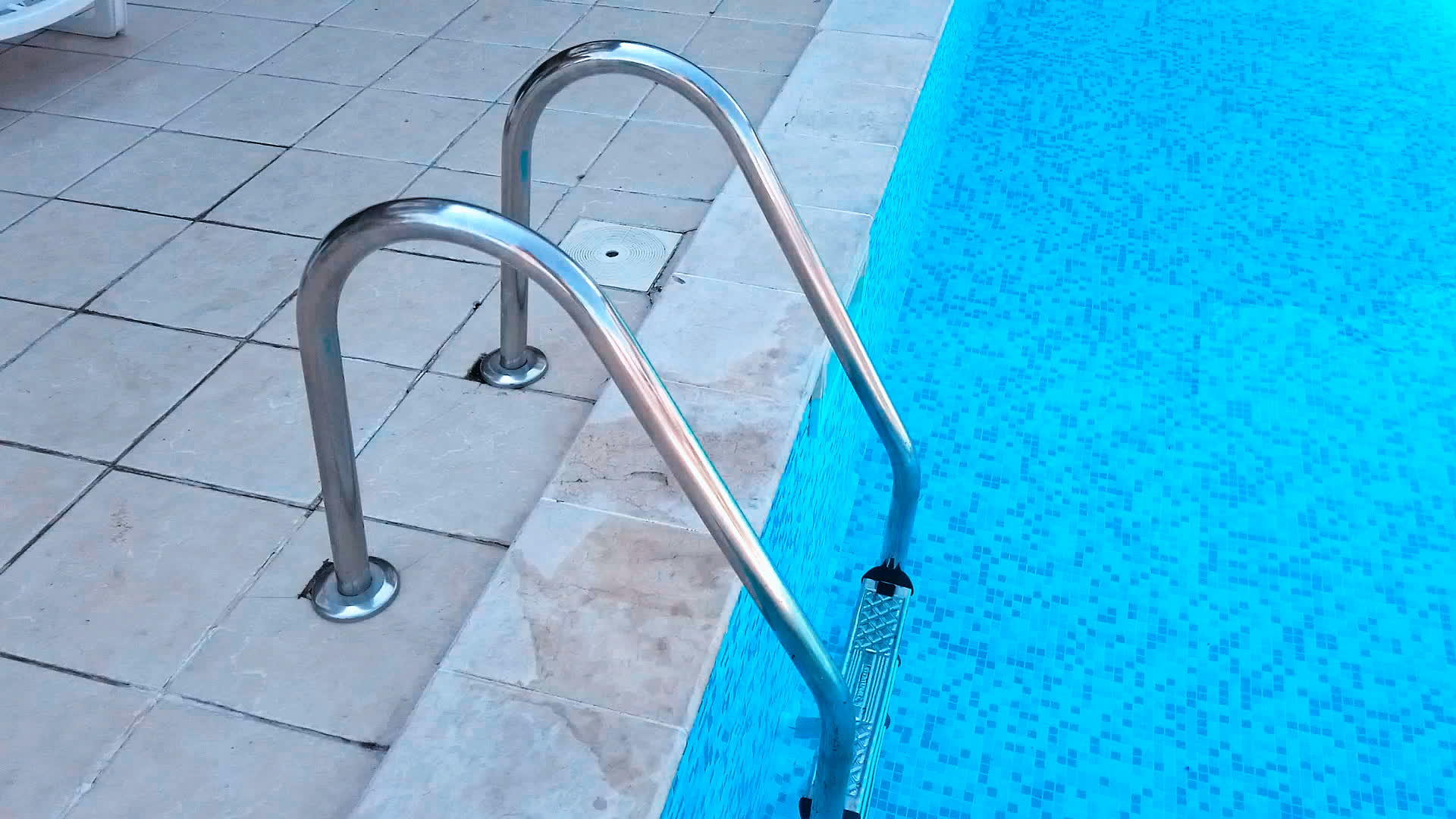 夏天游泳池的梯子是封闭的视频的预览图