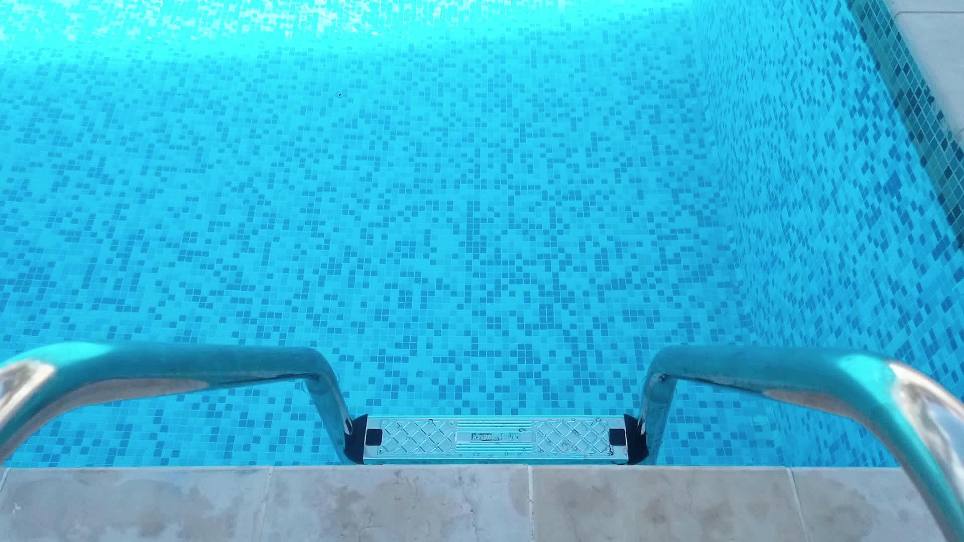 游泳池梯蓝水背景视频的预览图