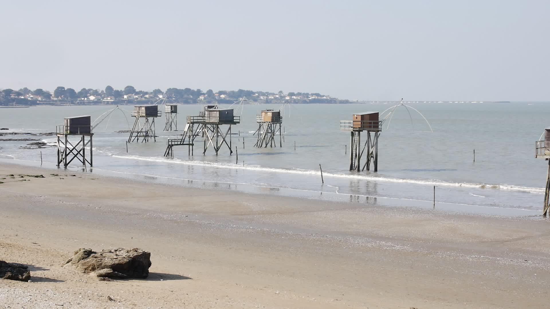法国圣米歇尔厨师在海滩上有一个美丽的钓鱼小屋视频的预览图