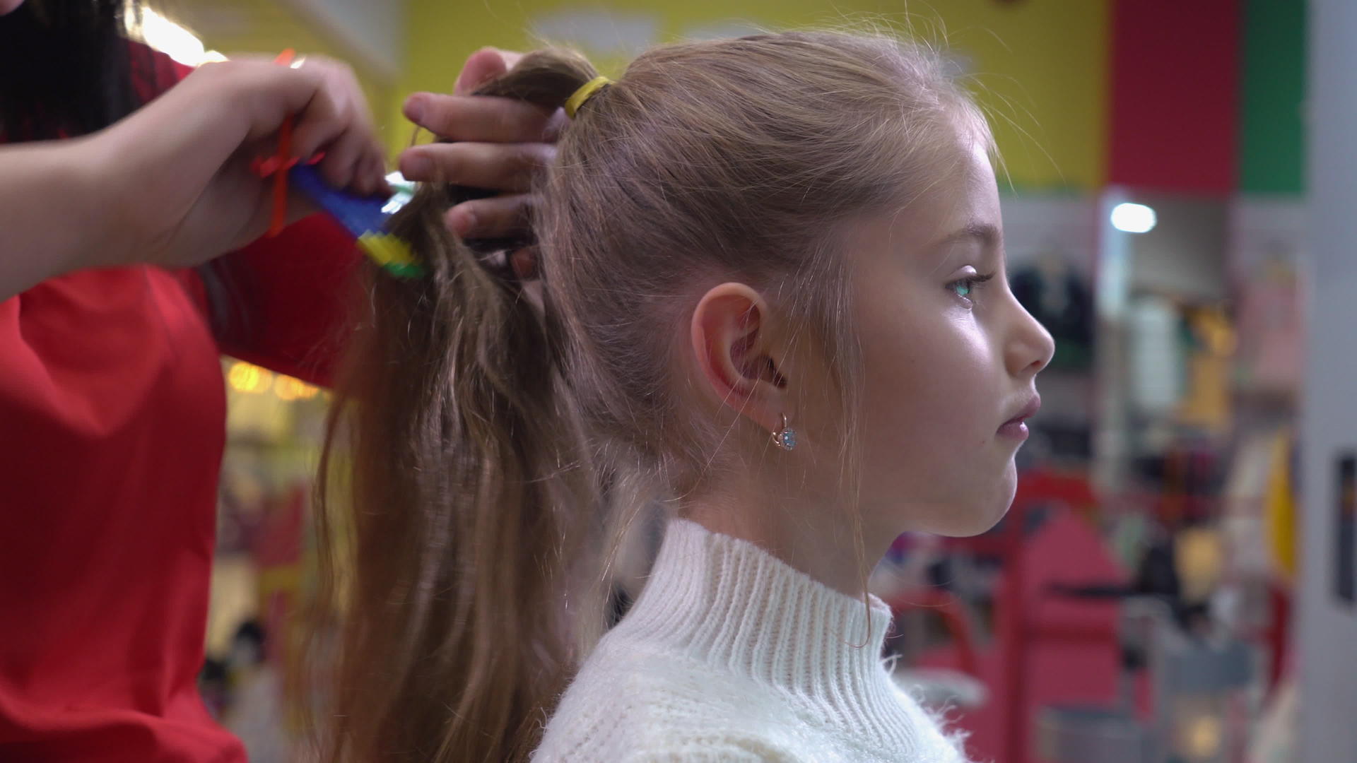 女孩在儿童美容院视频的预览图
