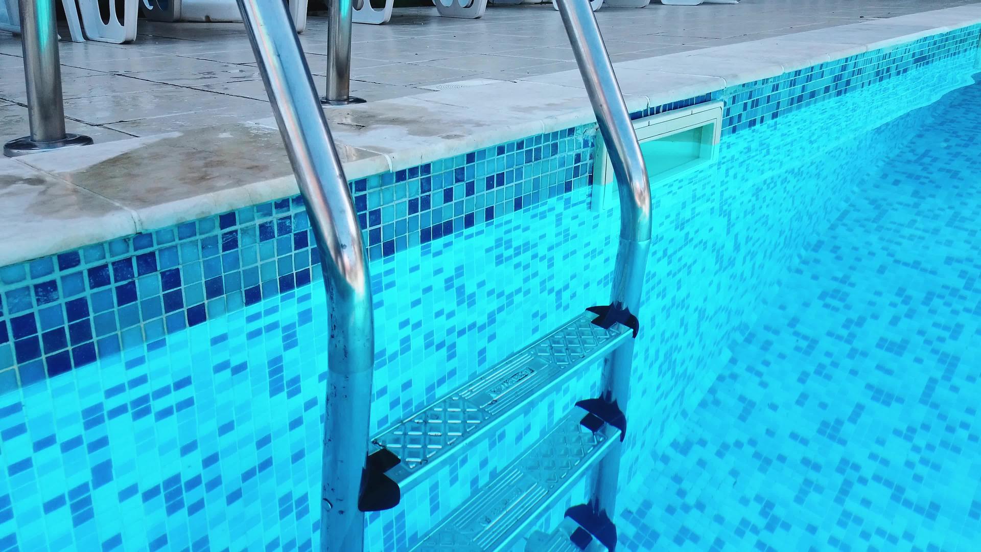关闭游泳池梯子蓝色游泳池视频的预览图