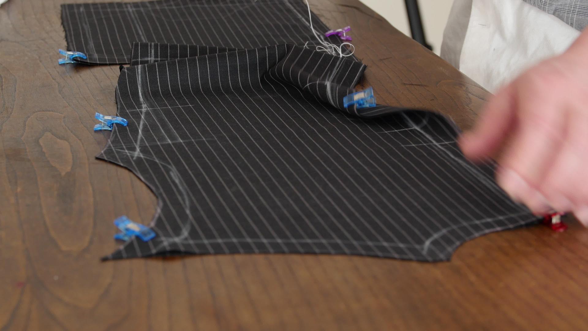 一个裁缝用麻线缝制了一块高级意大利羊毛面料视频的预览图