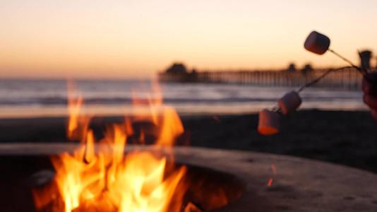美国加利福尼亚州的篝火坑在海洋海滩上篝火上视频的预览图