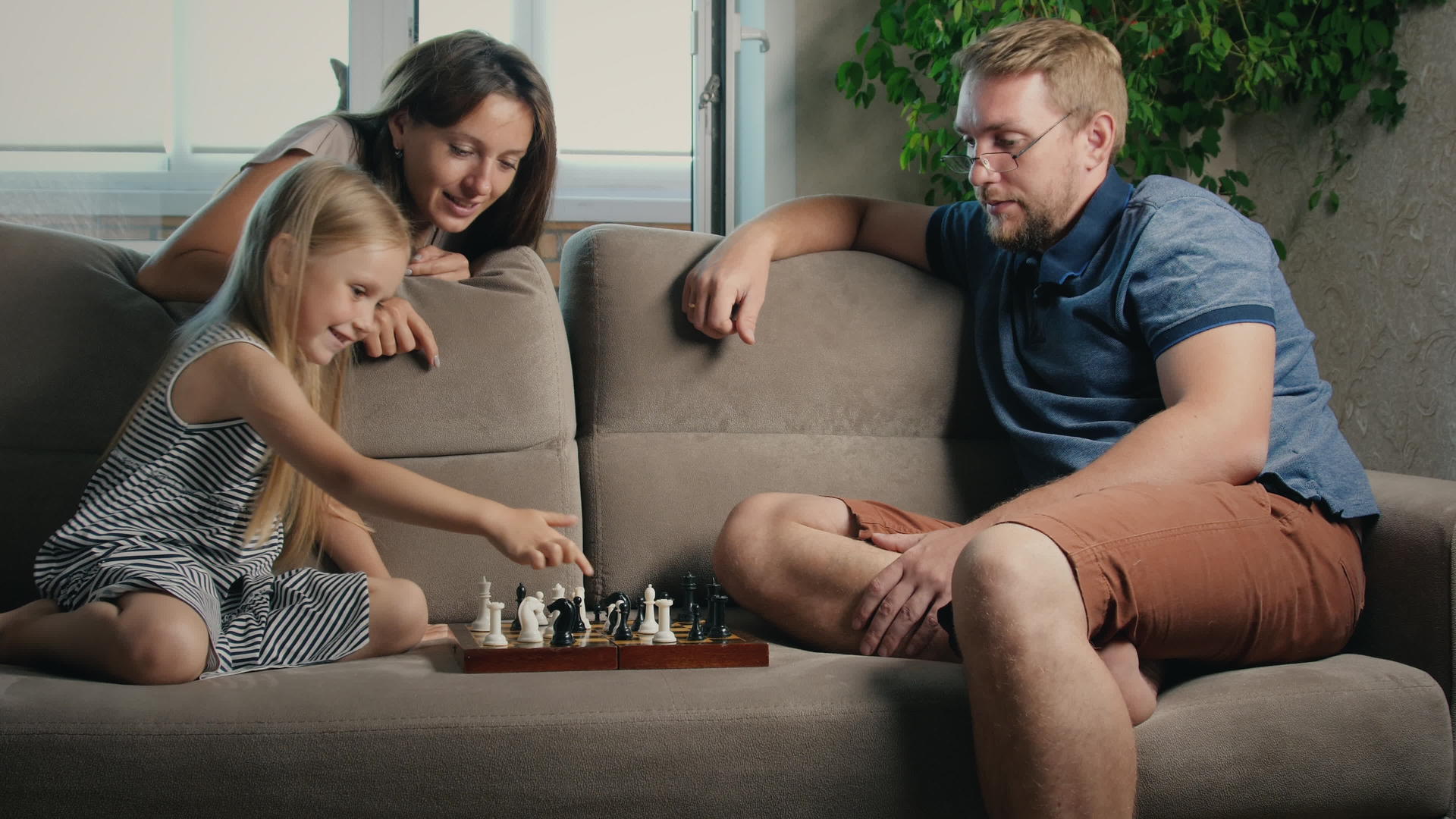 家庭象棋游戏视频的预览图