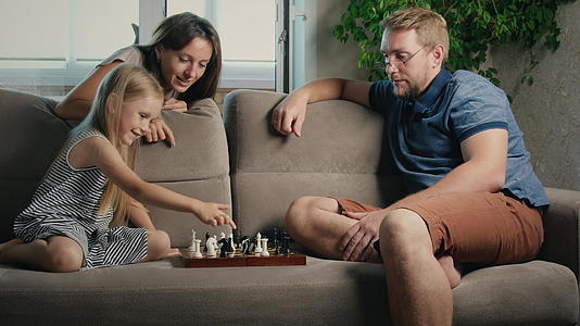 家庭象棋游戏视频的预览图