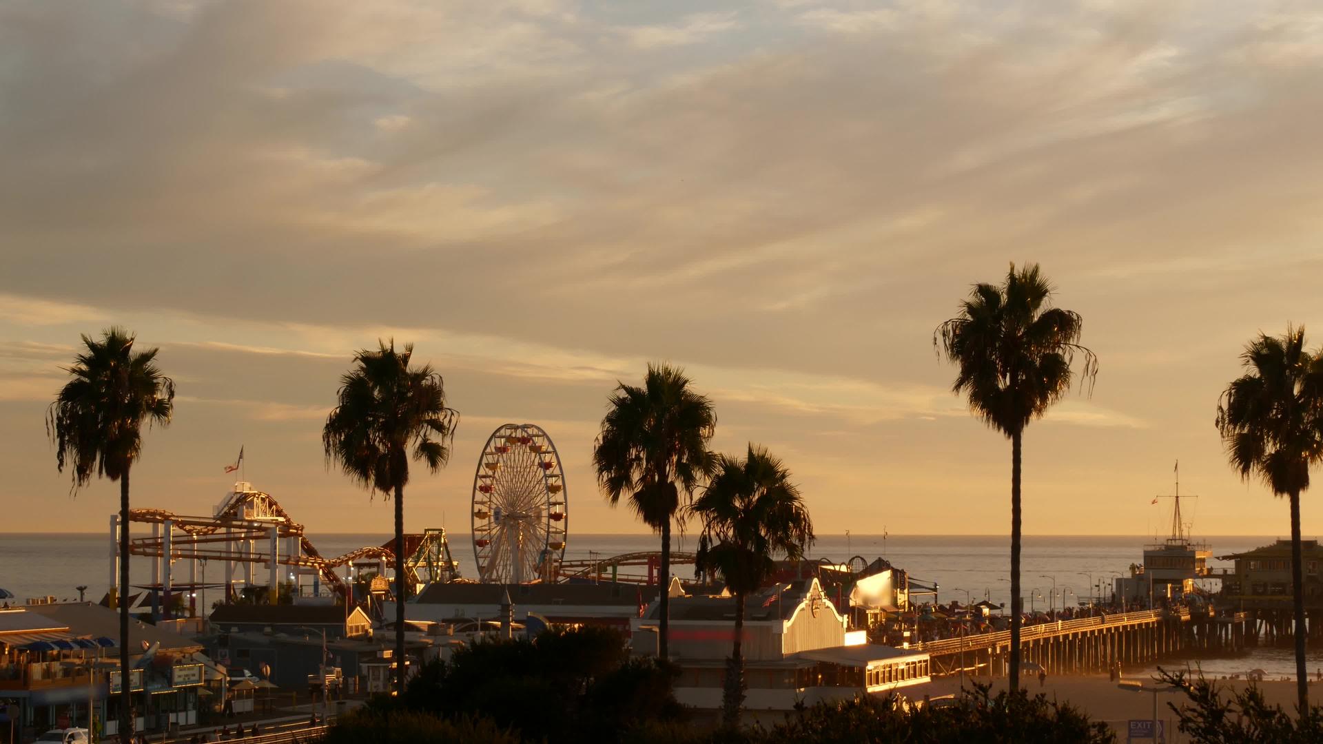 圣莫尼卡太平洋海滩度假区码头上的经典摩天轮游乐园视频的预览图